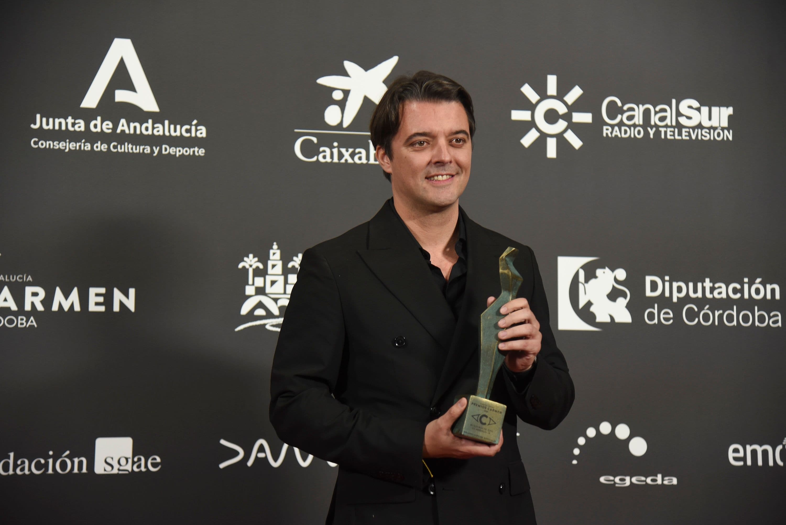 Cristóbal García, productor de 'Segundo premio', con el premio a la Mejor Película en los Carmen 2025