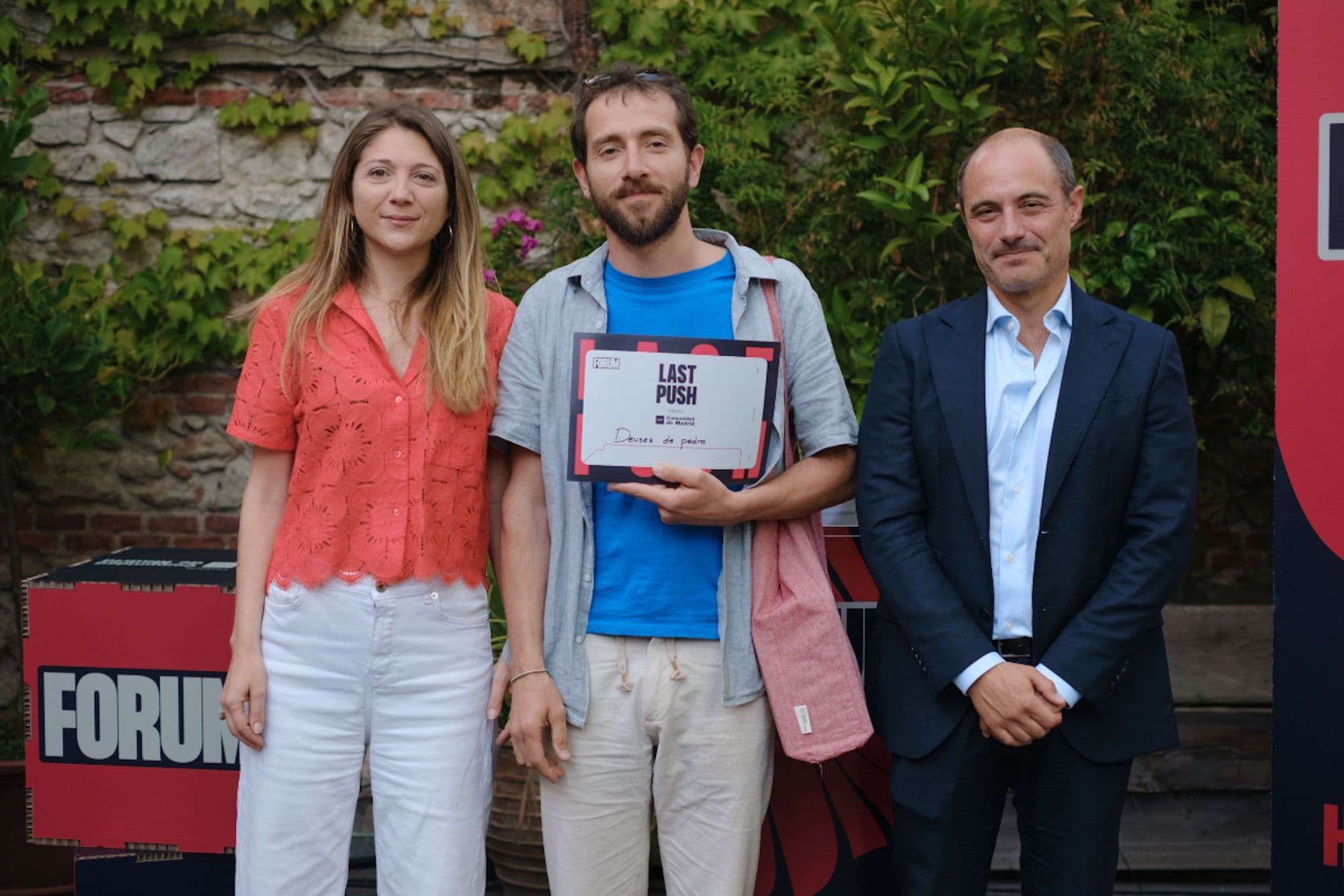 La organización del evento entrega un diploma acreditativo al ganador de la sección Last Push