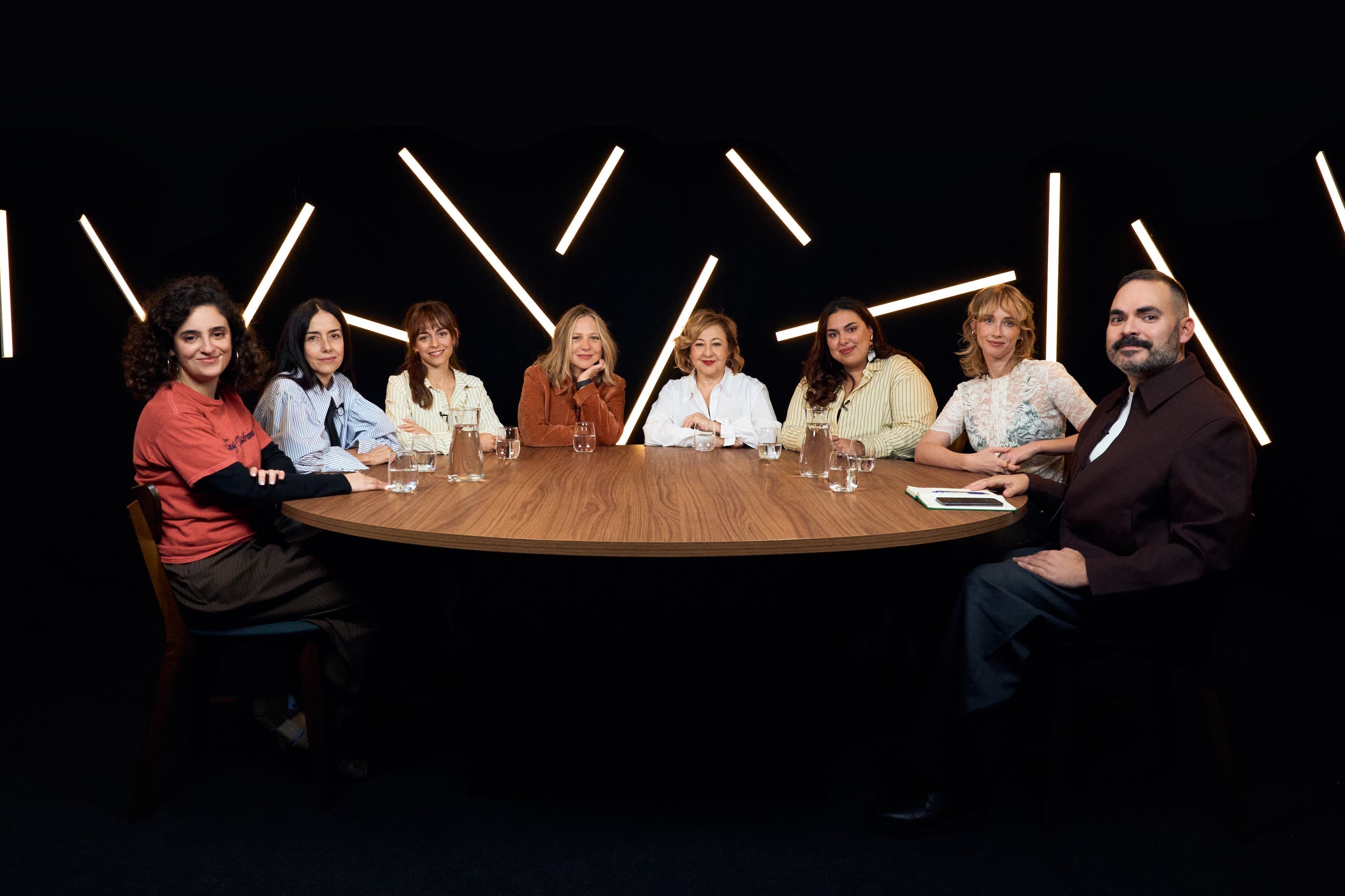Alicia Armenteros, Cecilia Suárez, Lucía Caraballo, Pilar Castro, Carmen Machi, Blanca Martínez Rodrigo, Ingrid García-Jonsson y David Martos en la mesa redonda de actrices protagonistas de series de Kinótico 2025