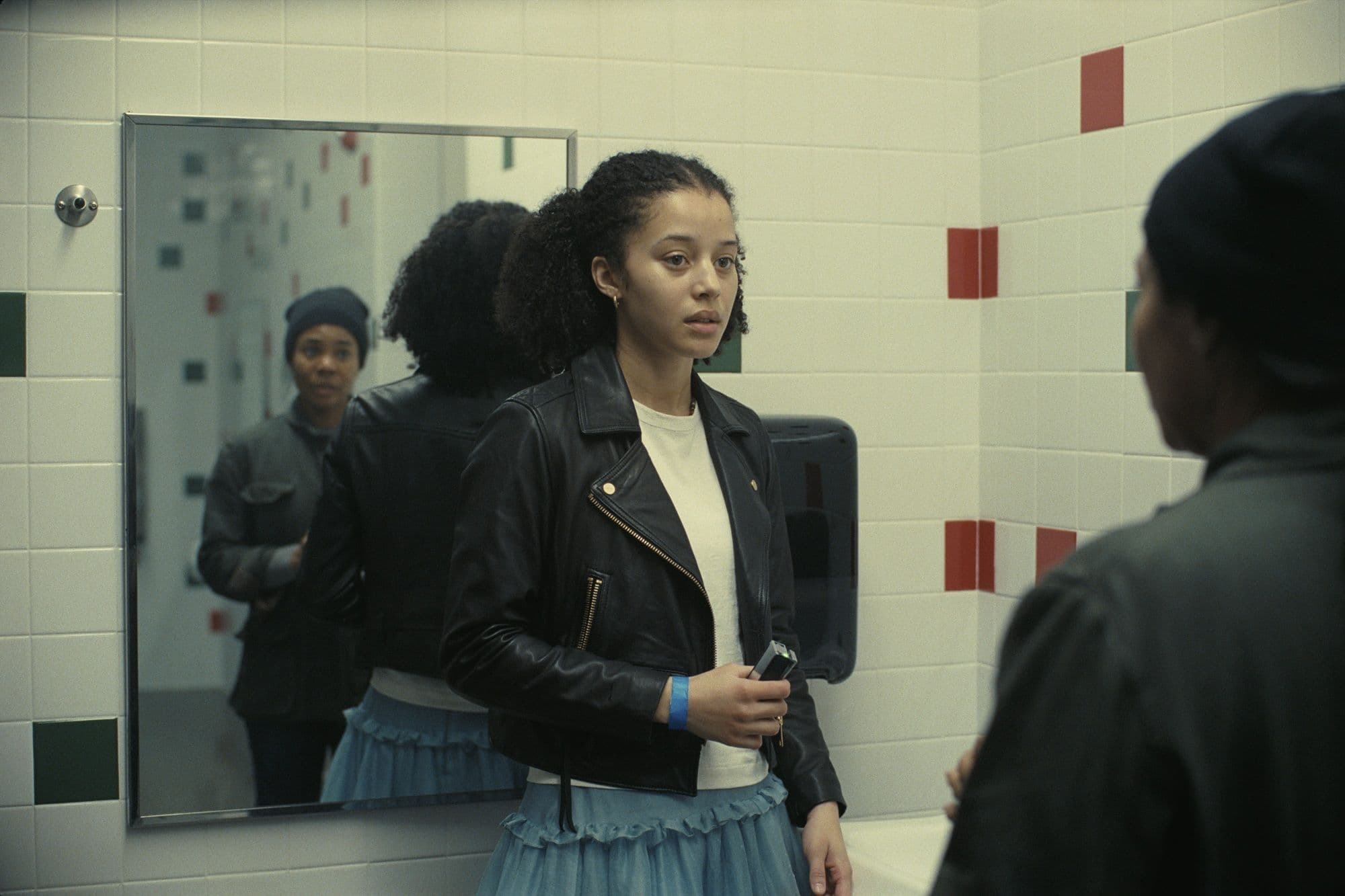Chase Infiniti y Regina Hall en un fotograma promocional de 'Una batalla tras otra', de Paul Thomas Anderson