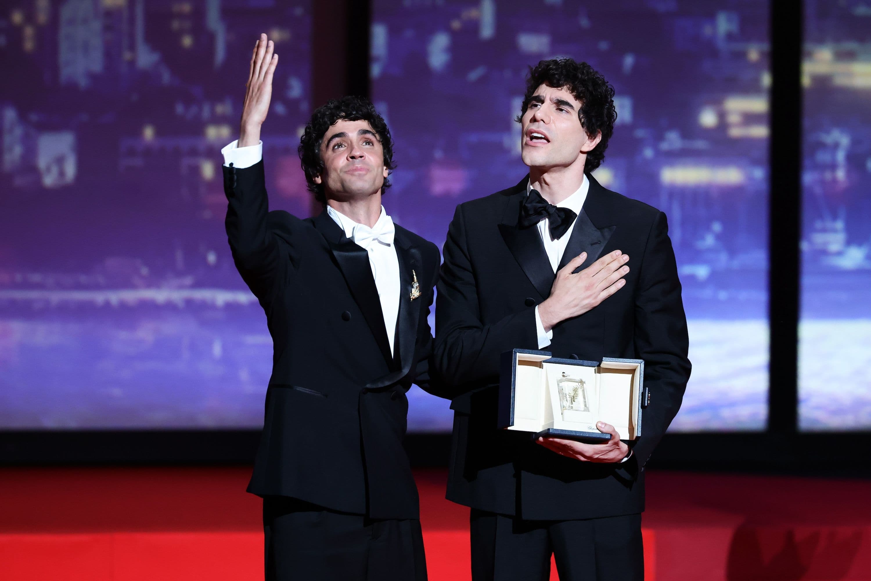 Javier Calvo y Javier Ambrossi agradecen su Premio a la Mejor Dirección por 'La bola negra' en el Festival de Cannes 2026