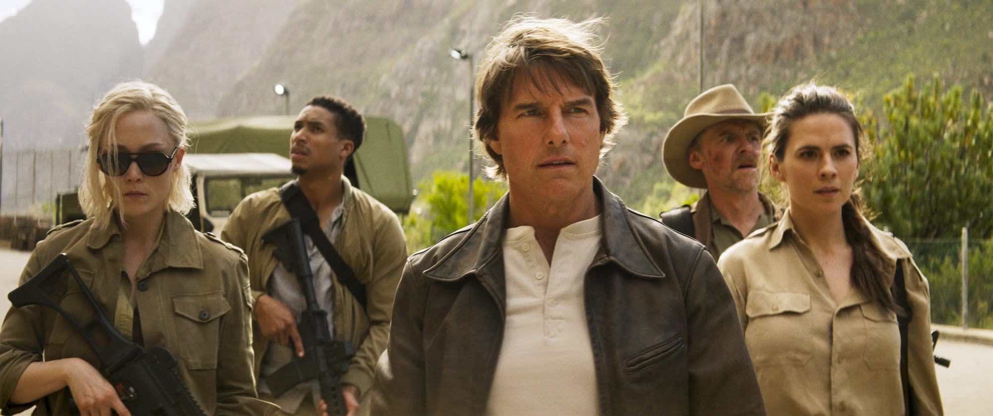 Tom Cruise y Haley Atwell, con el resto del reparto en un fotograma de 'Misión imposible: Sentencia final'