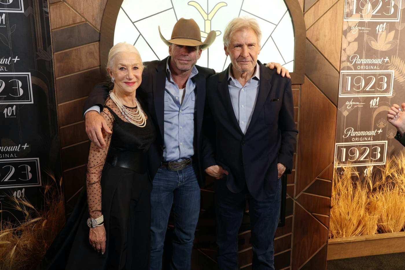Helen Mirren, Taylor Sheridan y Harrison Ford, durante la premiere de la serie '1923', spin-off de 'Yellowstone'.