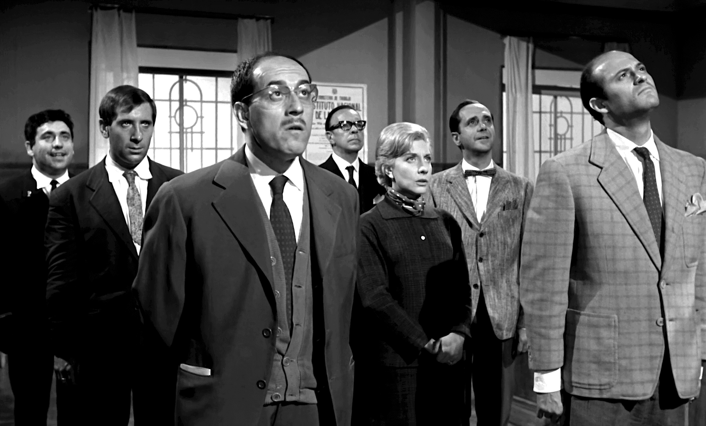 Buena parte del elenco de 'Atraco a las tres', de José María Forqué, en una imagen promocional de la película