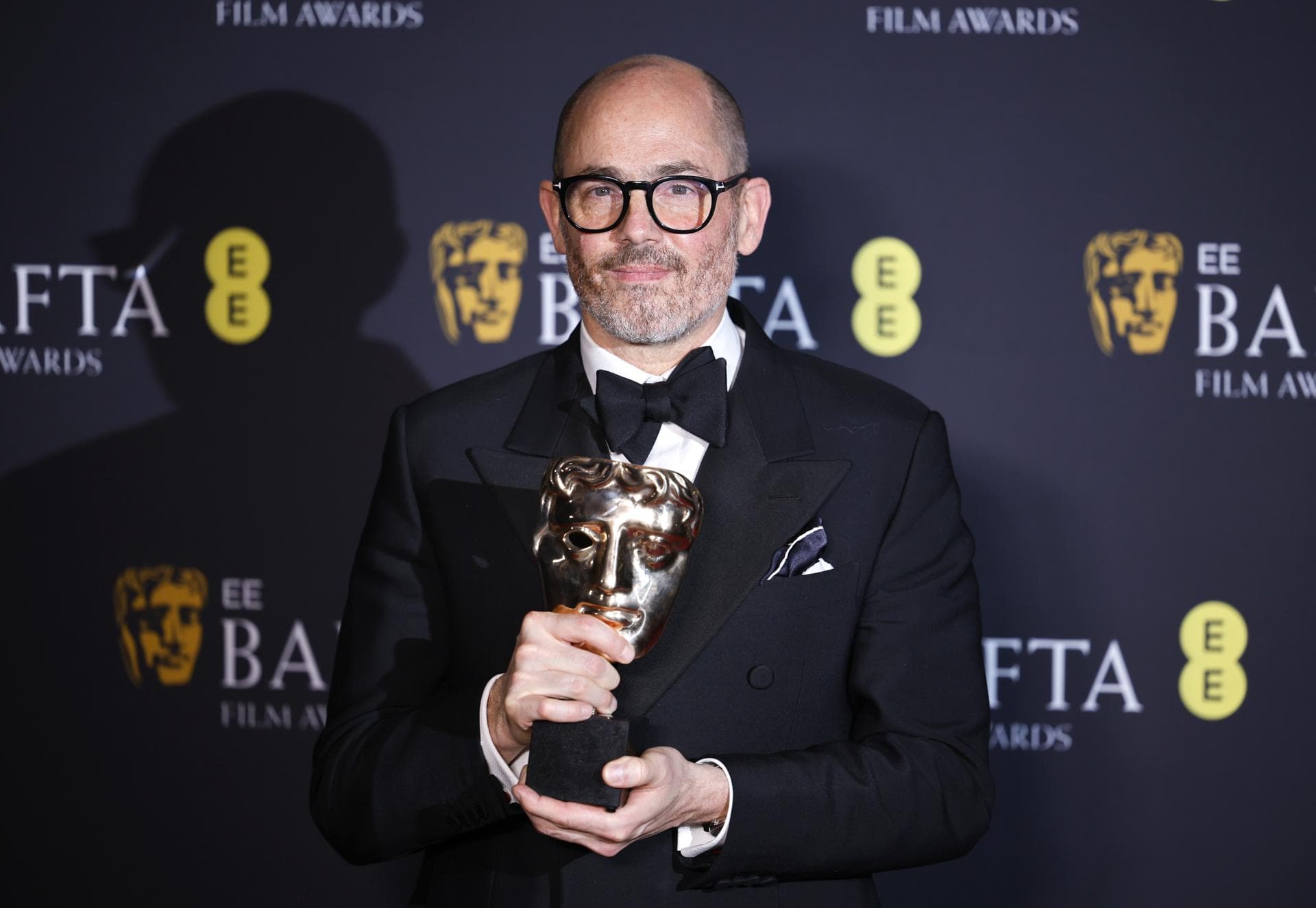 El director Edward Berger posa con el BAFTA 2025 para 'Cónclave'