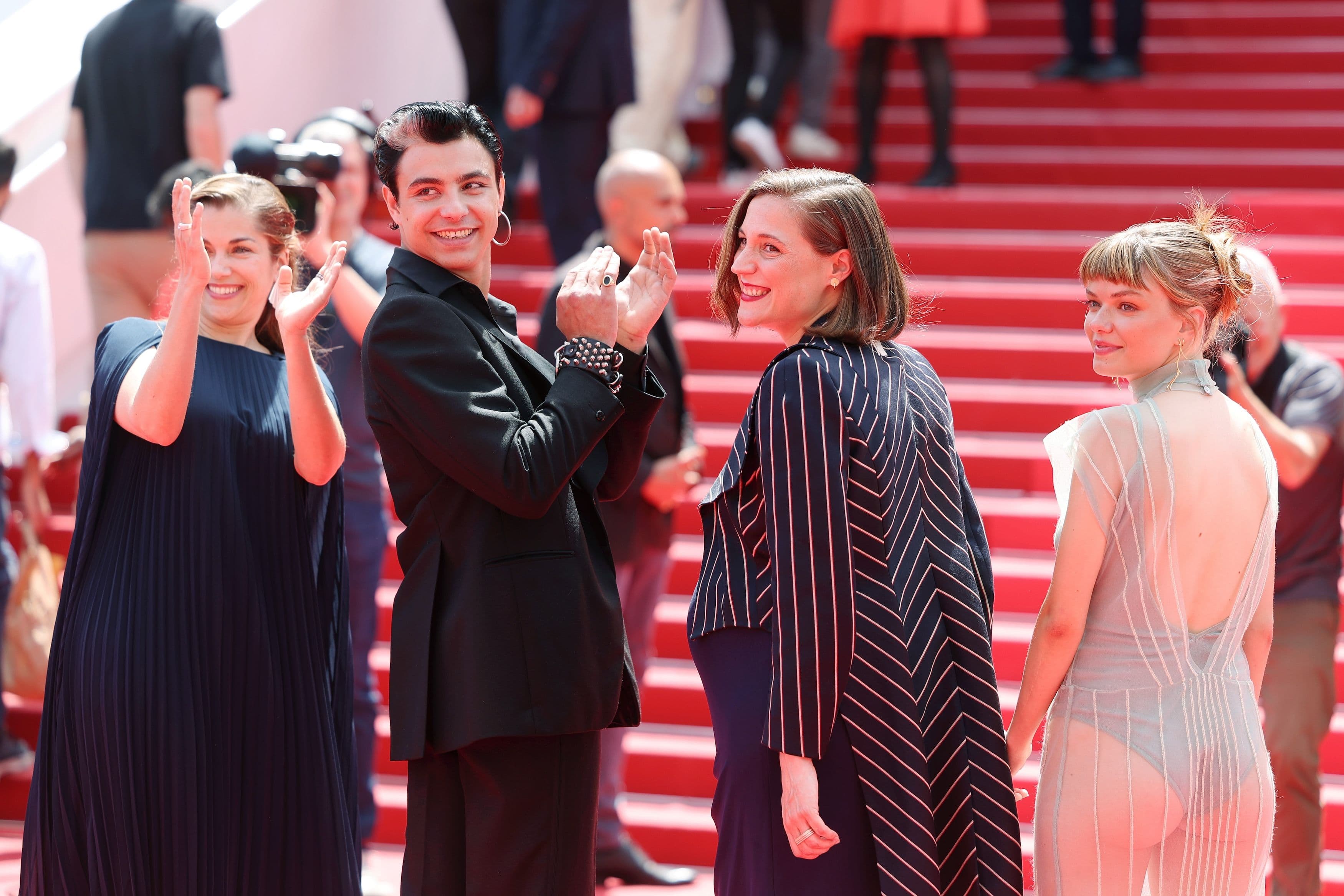 La productora María Zamora y los actores Mitch y Llúcia Garcia rodean a la directora Carla Simón en la alfombra roja de Cannes 2025