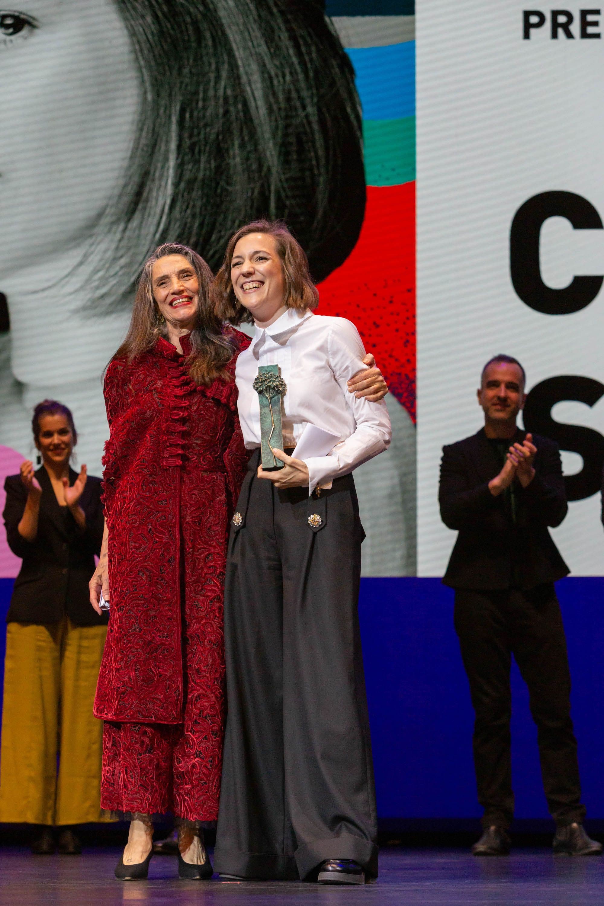 La directora Carla Simón recoge el premio Málaga Talent de manos de la actriz Ángela Molina