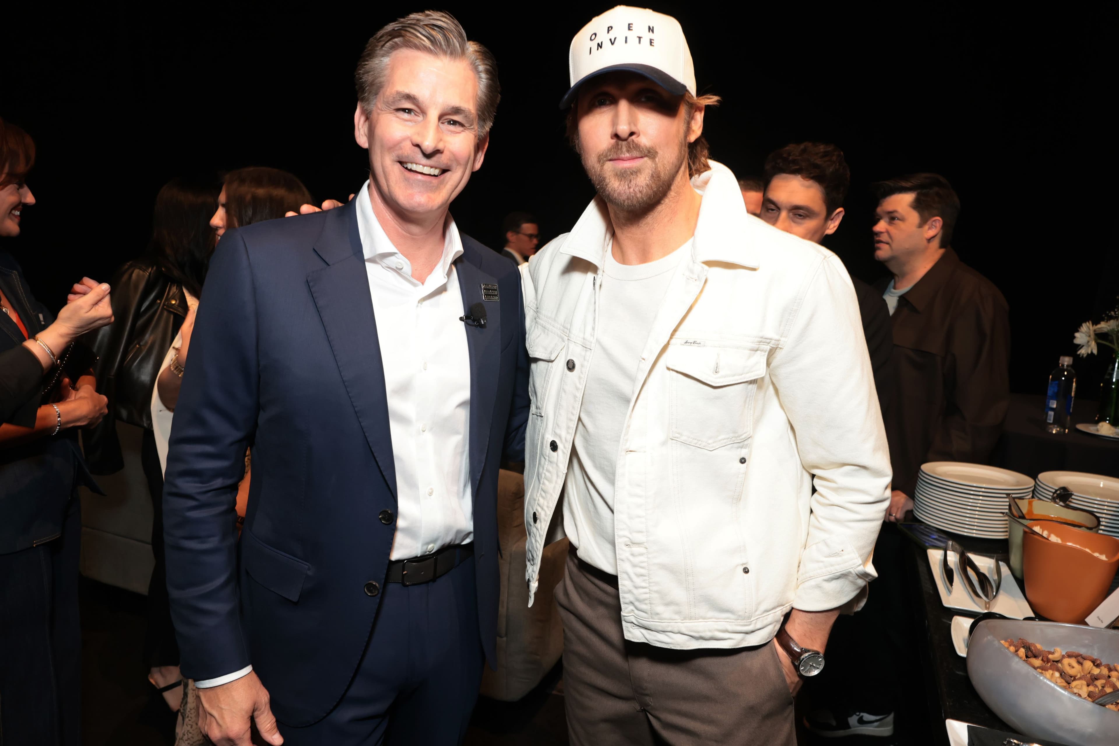 Mike Hopkins y Ryan Gosling durante la presentación de Amazon MGM Studio