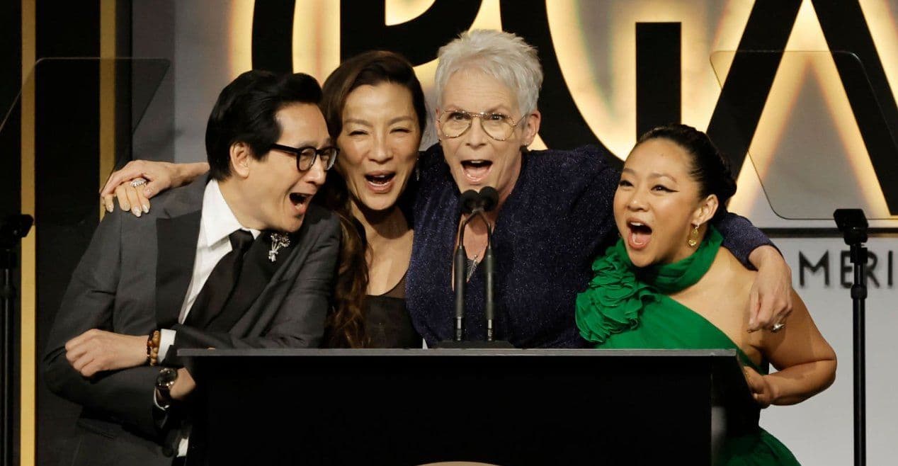 'Todo a la vez en todas partes' triunfa entre los productores y se acerca al Oscar
