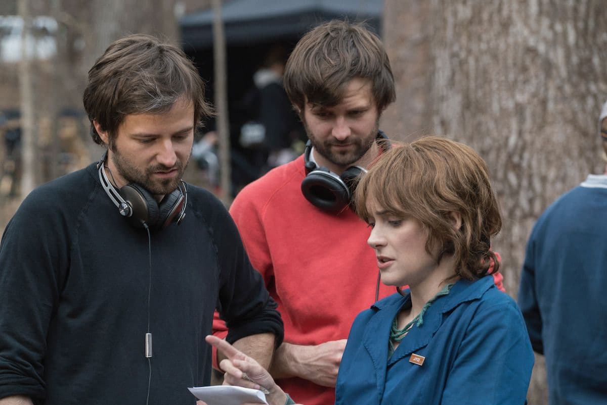 Los hermanos Matt y Ross Duffer, junto a la actriz Winona Ryder, en el rodaje de 'Stranger things'