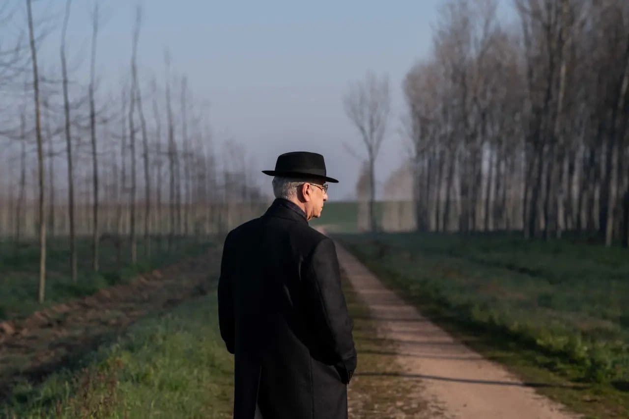 Fotografía promocional de la película 'La Grazia', de Paolo Sorrentino, con Toni Servillo en primer plano