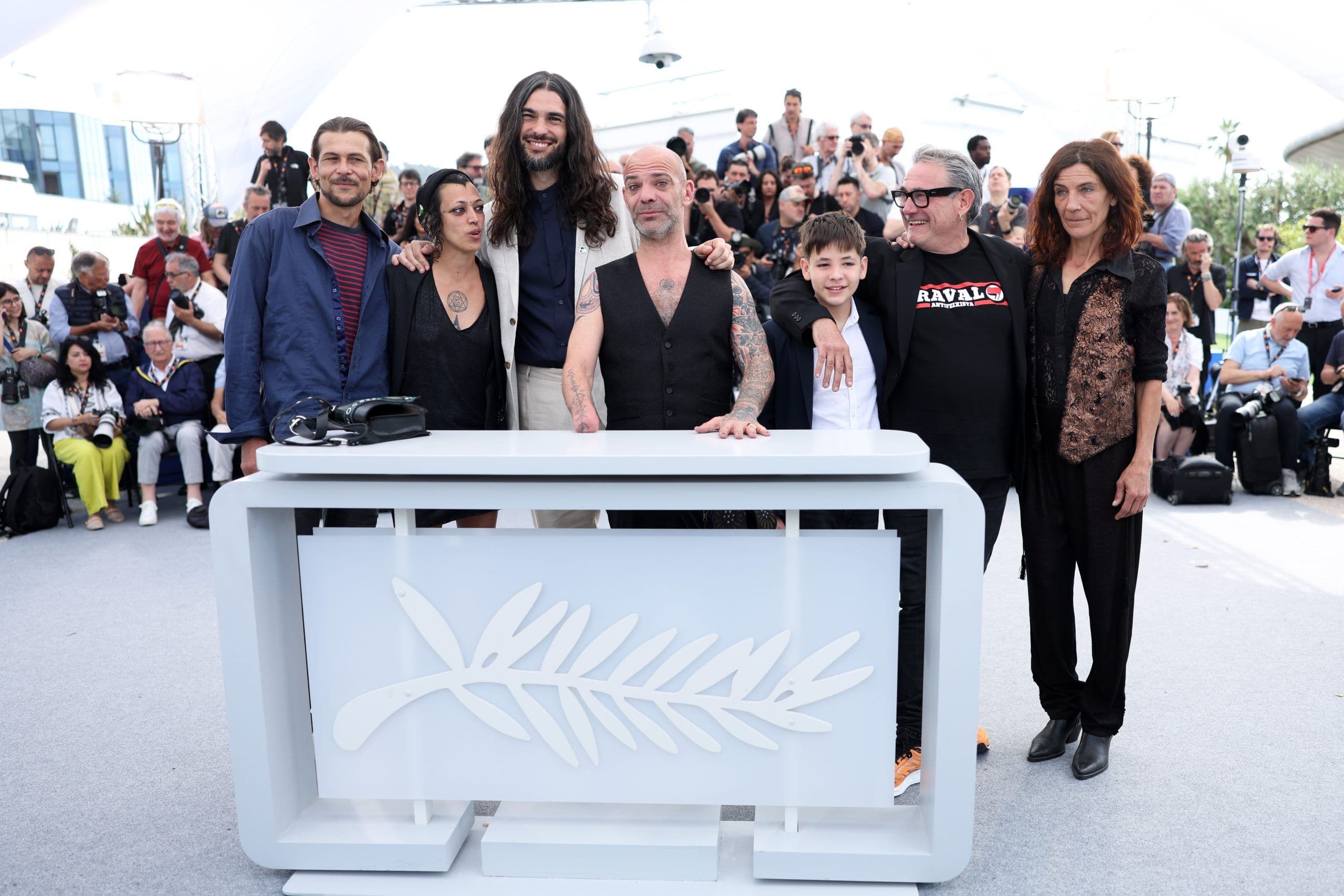 El equipo de 'Sirat', encabezado por Oliver Laxe, en el photocall previo a la rueda de prensa en Cannes