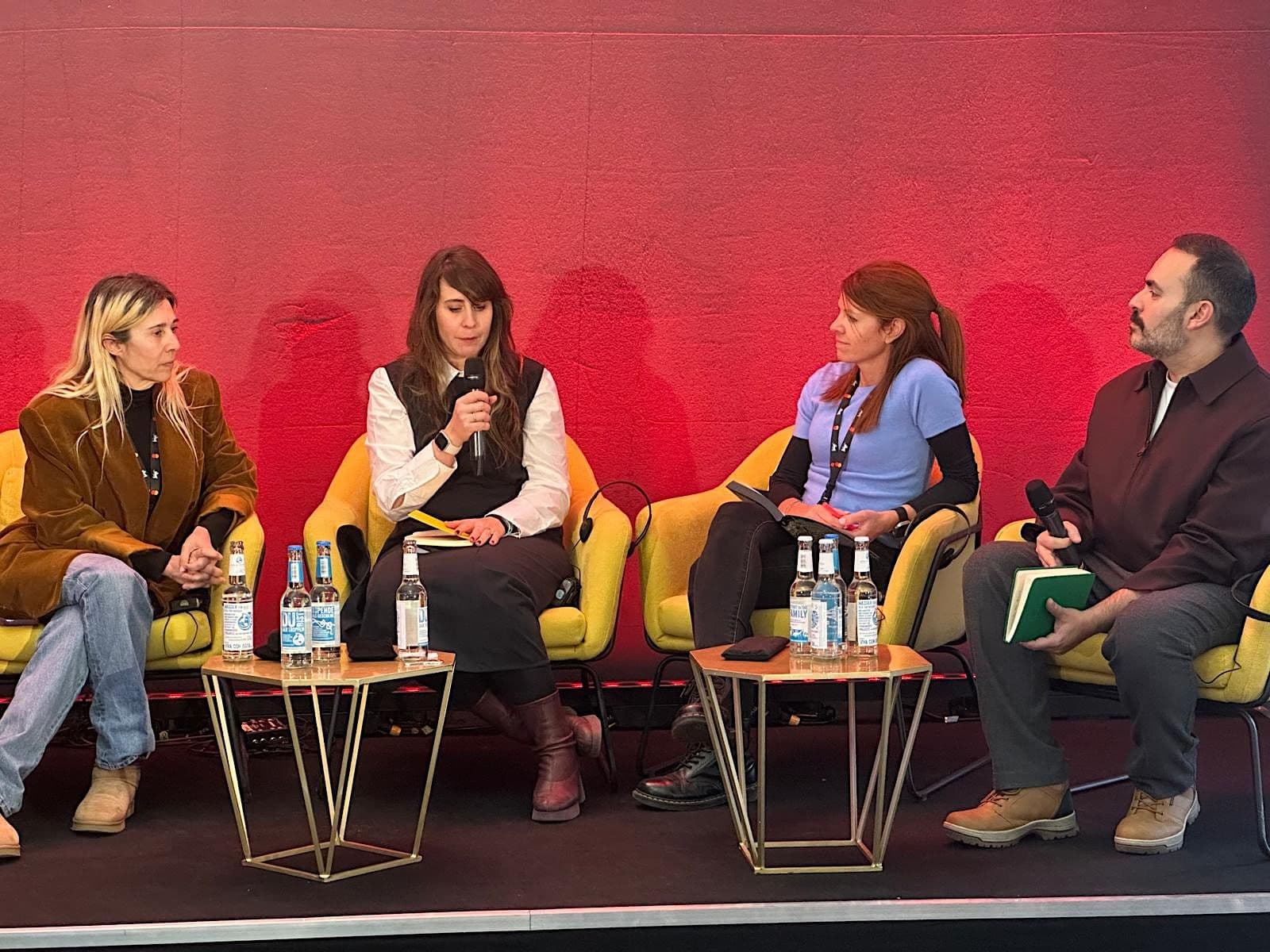María Luisa Gutiérrez, Carmen Páez, Clara Ruipérez de Azcárate y David Martos, durante la mesa redonda en Berlín sobre la IA