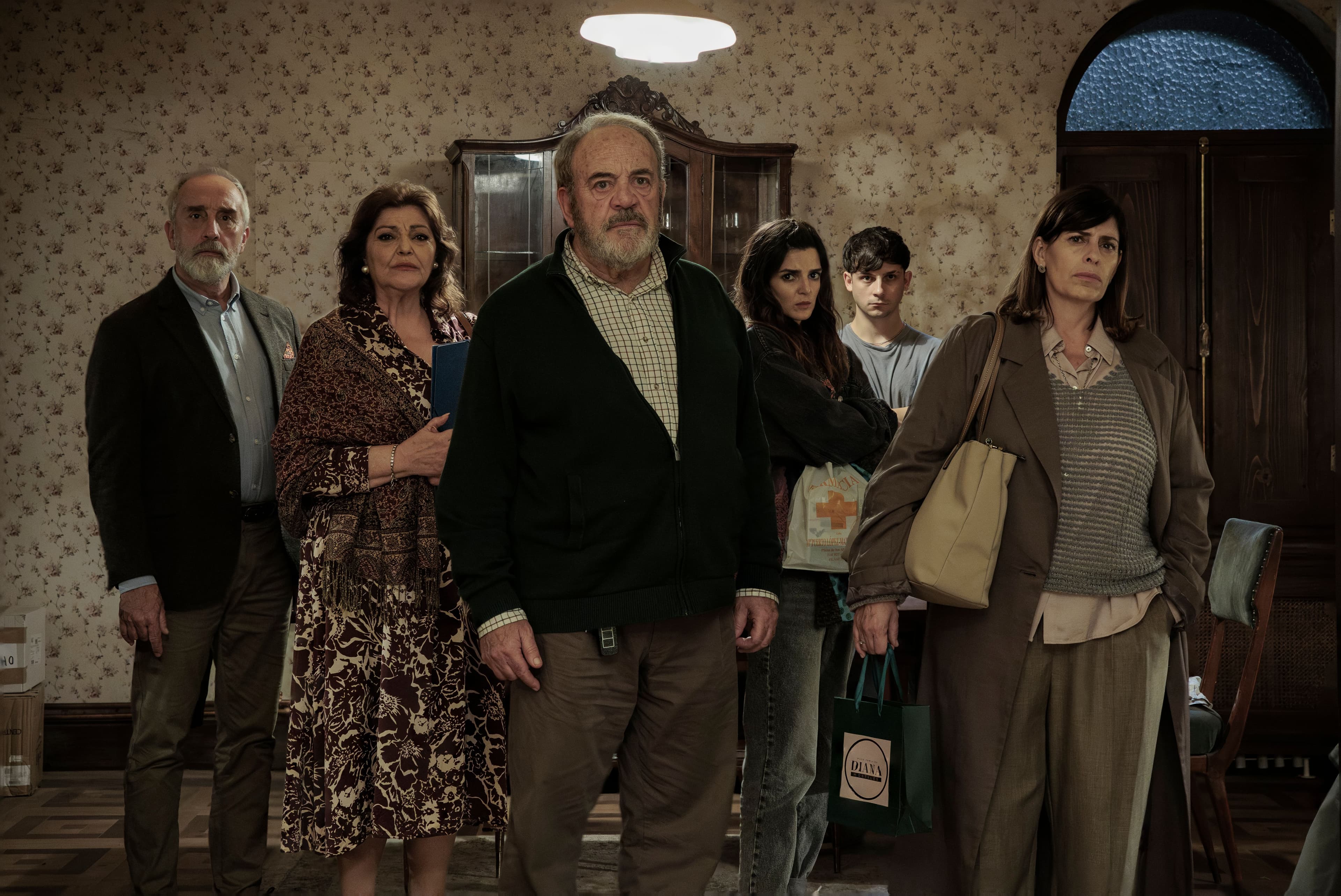 Tito Valverde, Clara Lago o Gonzalo de Castro en un fotograma de 'Votemos', de Santiago Requejo