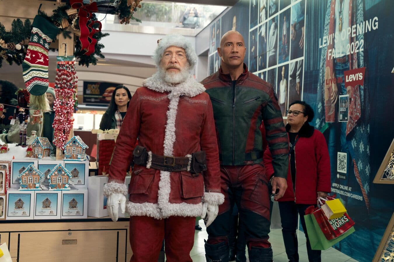 J.K. Simmons y Dwayne Johnson en un fotograma promocional de 'Red one'