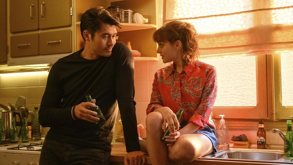 Henry Golding y Beatrice Grannò en la primera imagen de 'Daniela forever', de Nacho Vigalondo