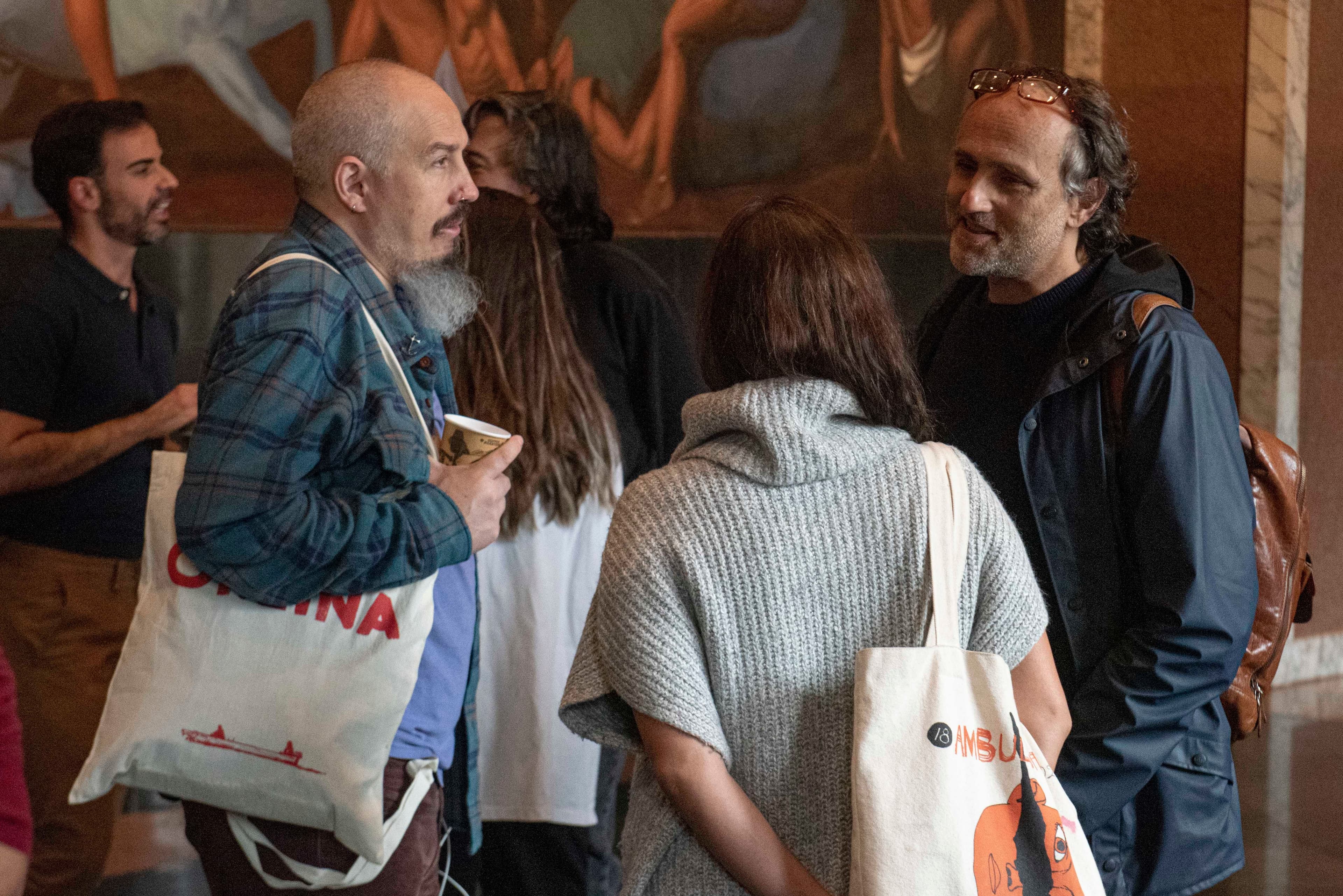 Dos participantes de Semilleru conversan con el crítico de cine y mentor de Semilleru Lab Desarrollo, Roger Koza