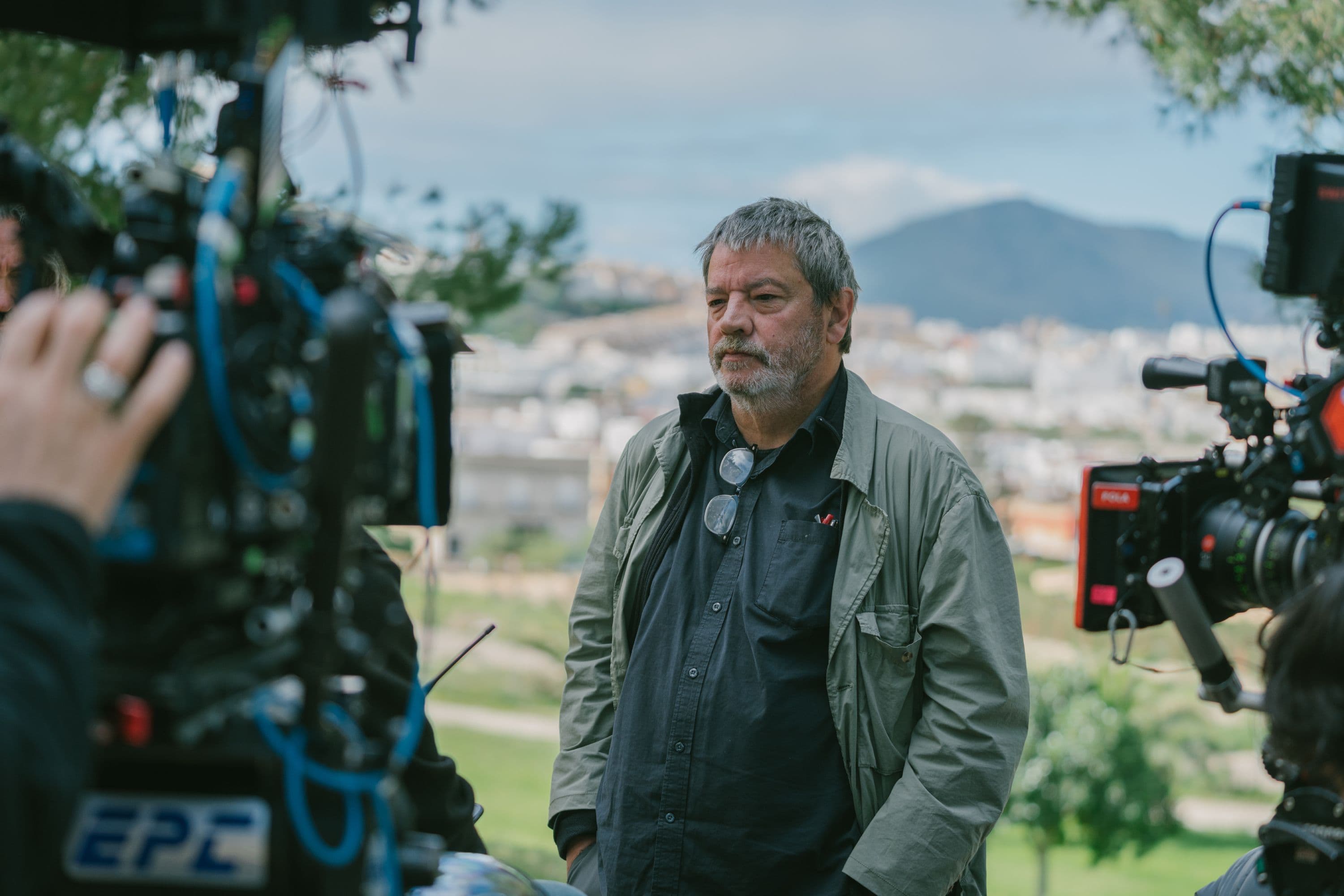 El director Enrique Urbizu durante el rodaje de la serie 'Cuando nadie nos ve'