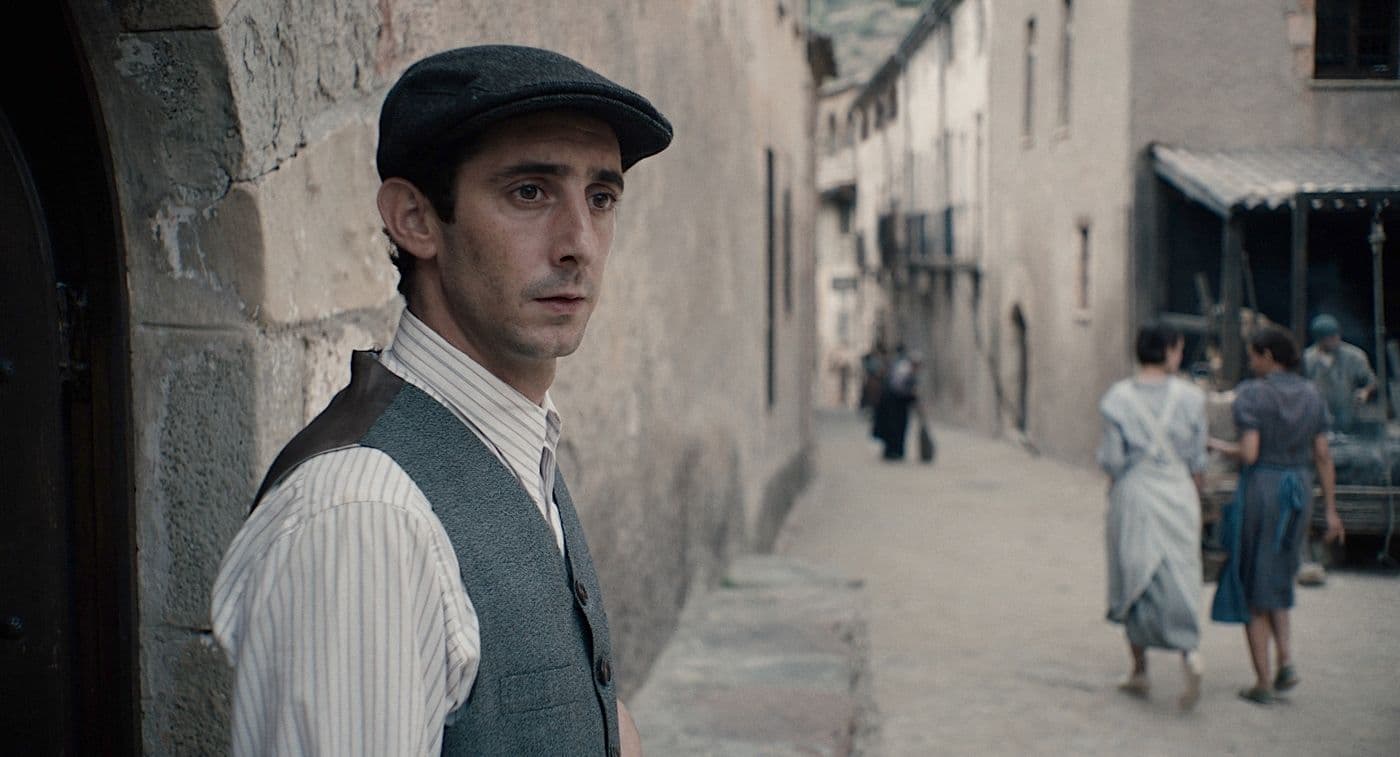 El actor Enric Auquer, en un fotograma promocional de la película 'El maestro que prometió el mar'