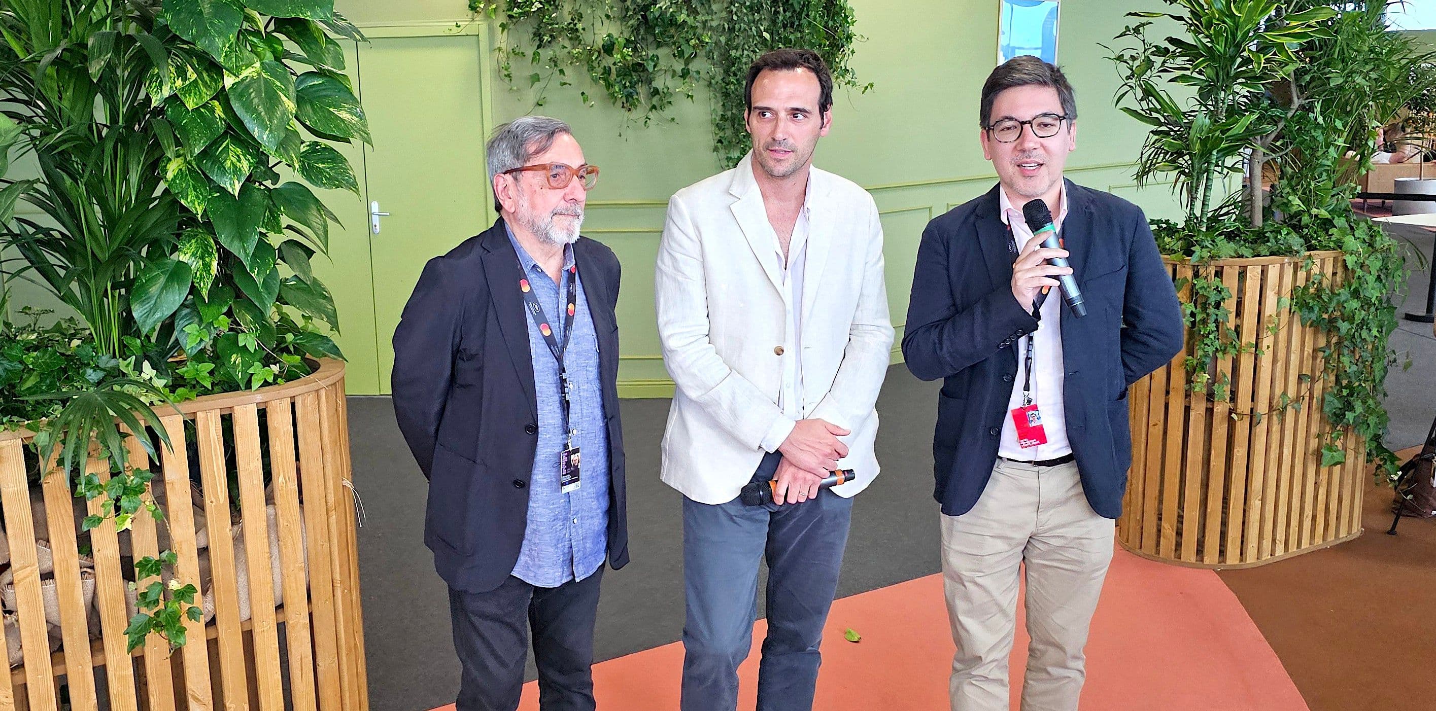 Bernardo Bergeret, codirector ejecutivo de Ventana Sur, Facundo Ponce de León, presidente de ACAU, y Guillaume Esmiol, director delegado del Marché du Film,