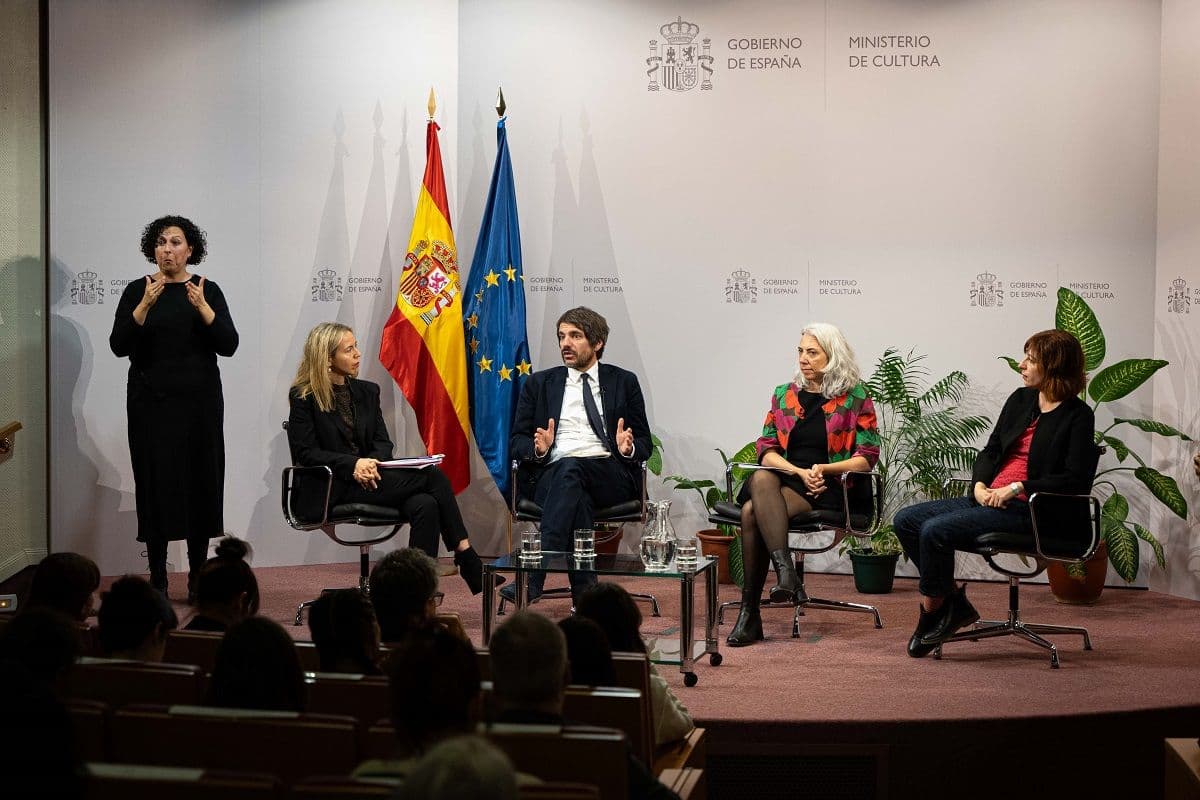 Ernest Urtasun, Ministro de Cultura, junto a Jazmín Beirak Ulanosky, Guadalupe Balaguer e Irene García