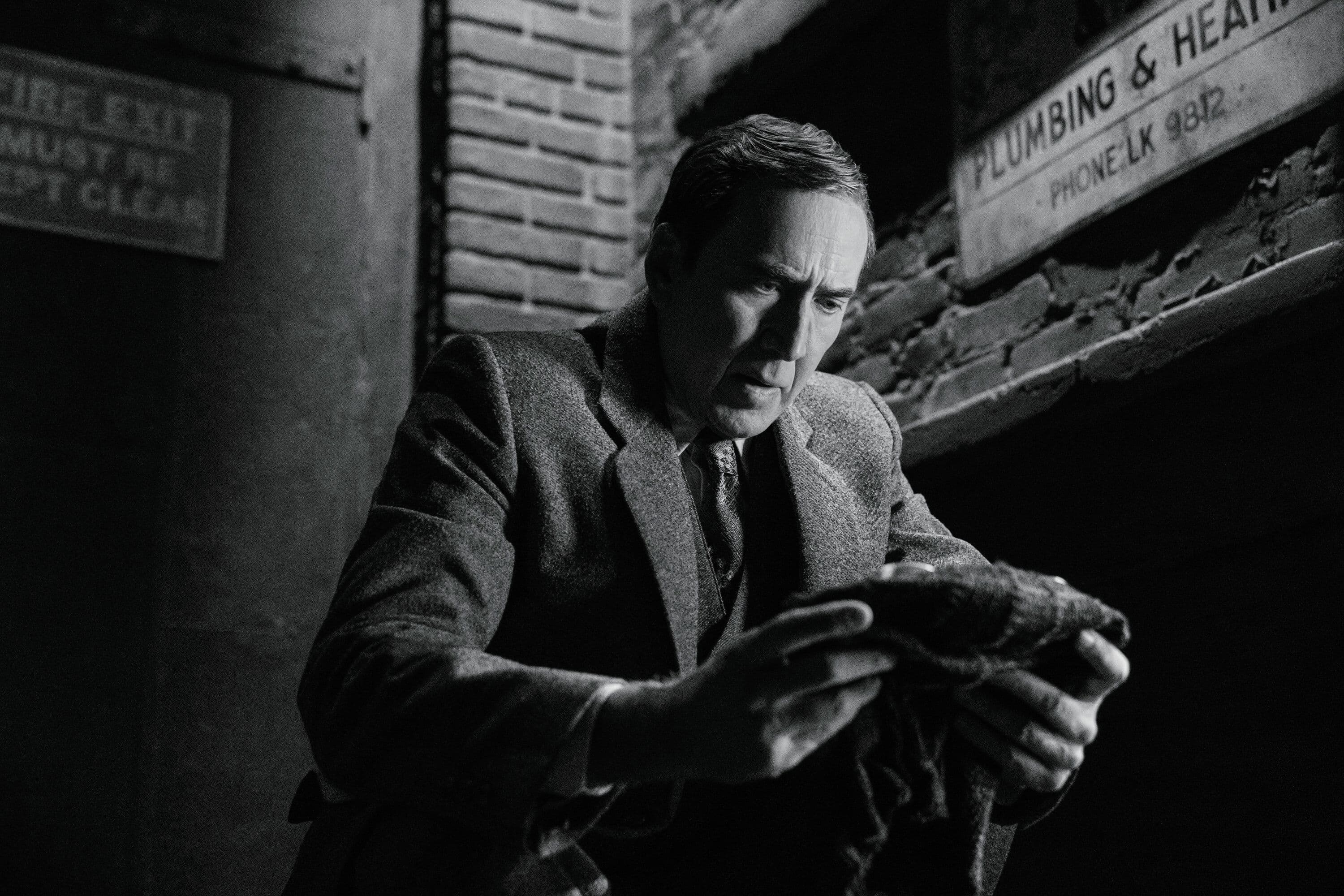 El actor Nicolas Cage sujeta la máscara de Spider-Man en un fotograma de la serie de Prime Video 'Spider-Noir'