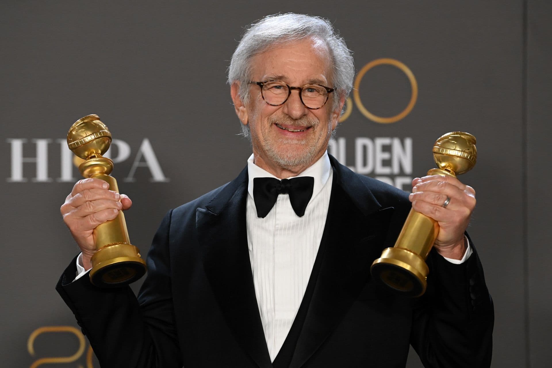 El director Steven Spielberg posa con los Globos de Oro a Mejor Drama y Mejor Dirección por 'Los Fabelman'