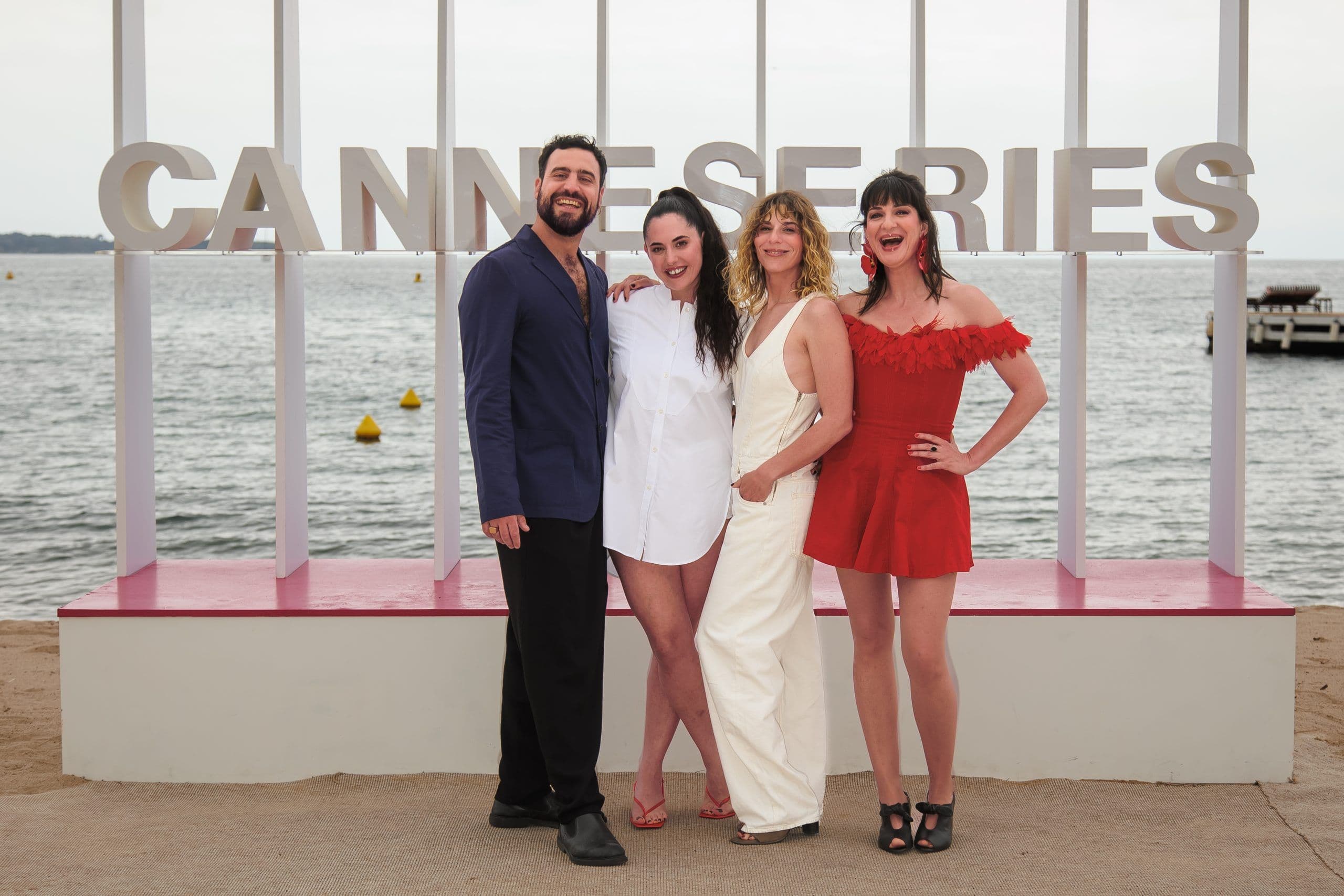 Marta Bassols y Marta Loza, creadoras de la serie 'Yo siempre a veces', con los protagonistas, los actores Ana Boga y David Menéndez, durante la presentación de la producción en Canneseries