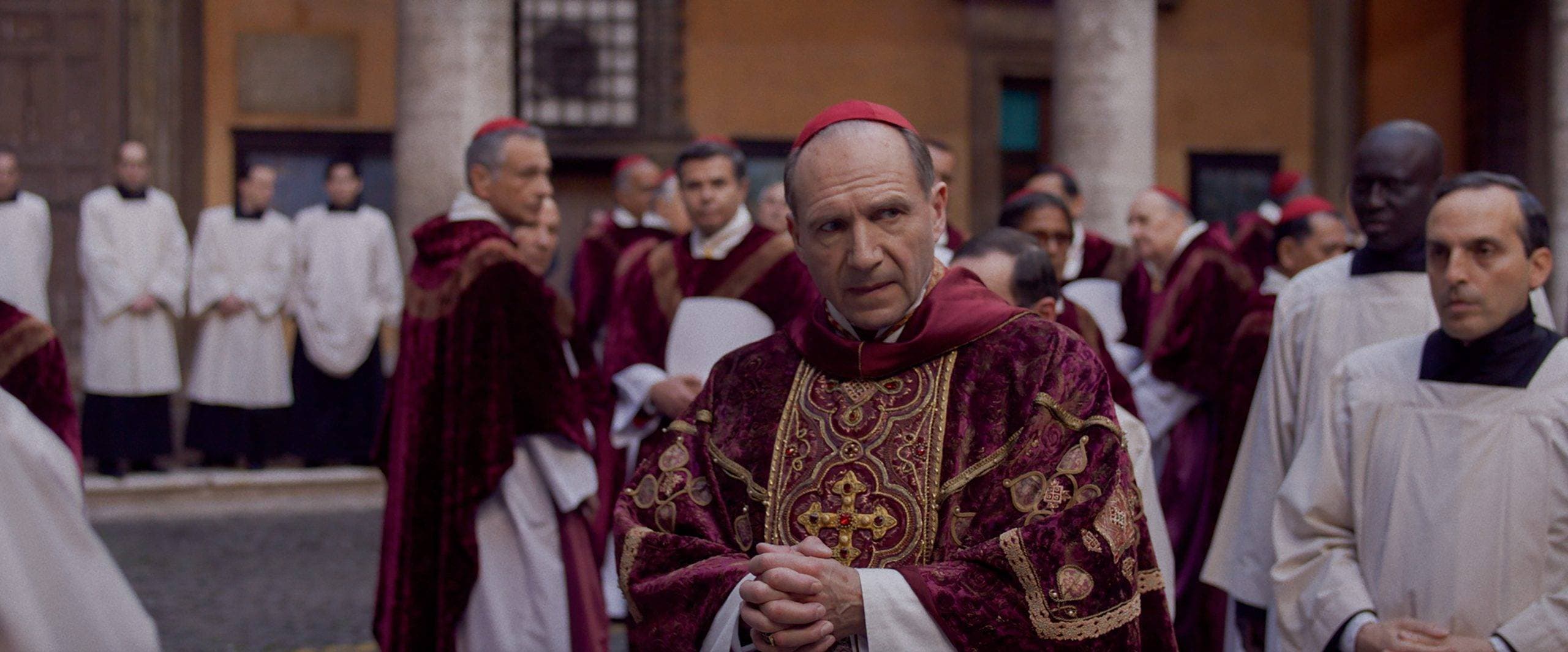 Ralph Fiennes en un fotograma de 'Cónclave', el thriller de Edward Berger