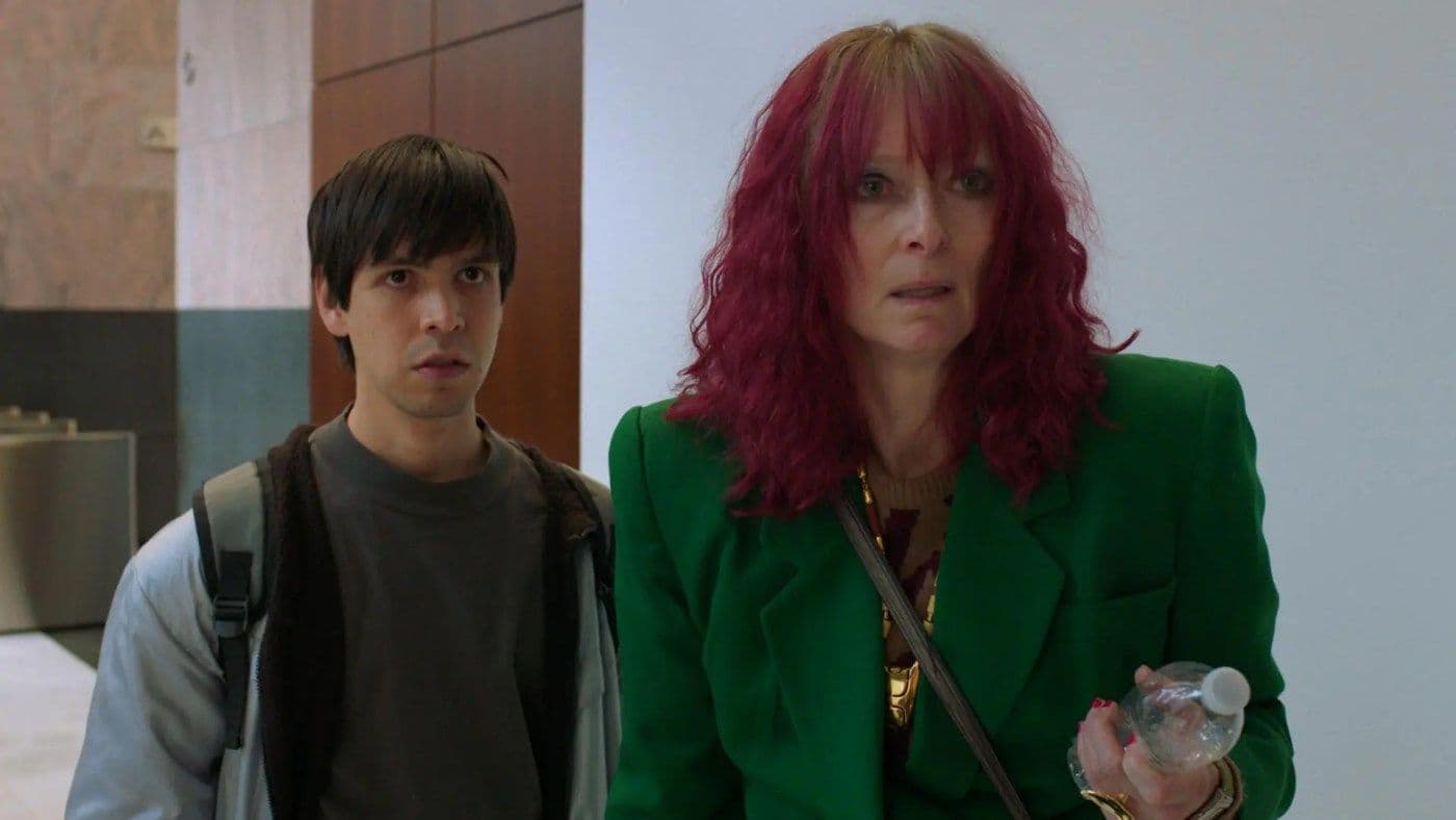 Fotograma de 'Problemista', con Julio Torres y Tilda Swinton.