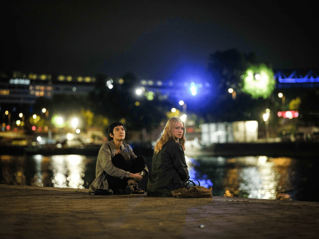 Tao Okamoto y Virginie Efira en un fotograma promocional de 'All of a Sudden', de Ryusuke Hamaguchi