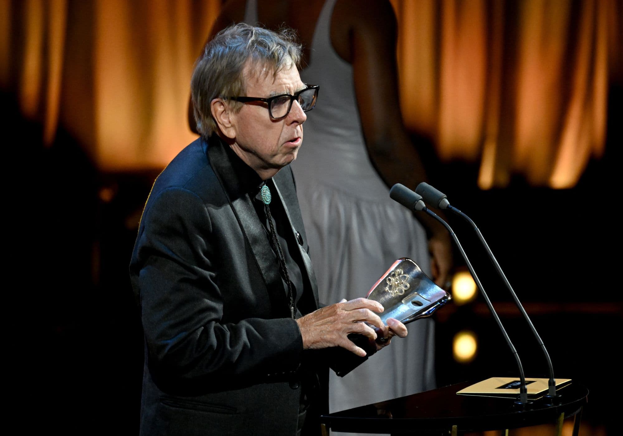 El actor Timothy Spall recoge su BAFTA a Mejor Actor principal en la ceremonia de 2024