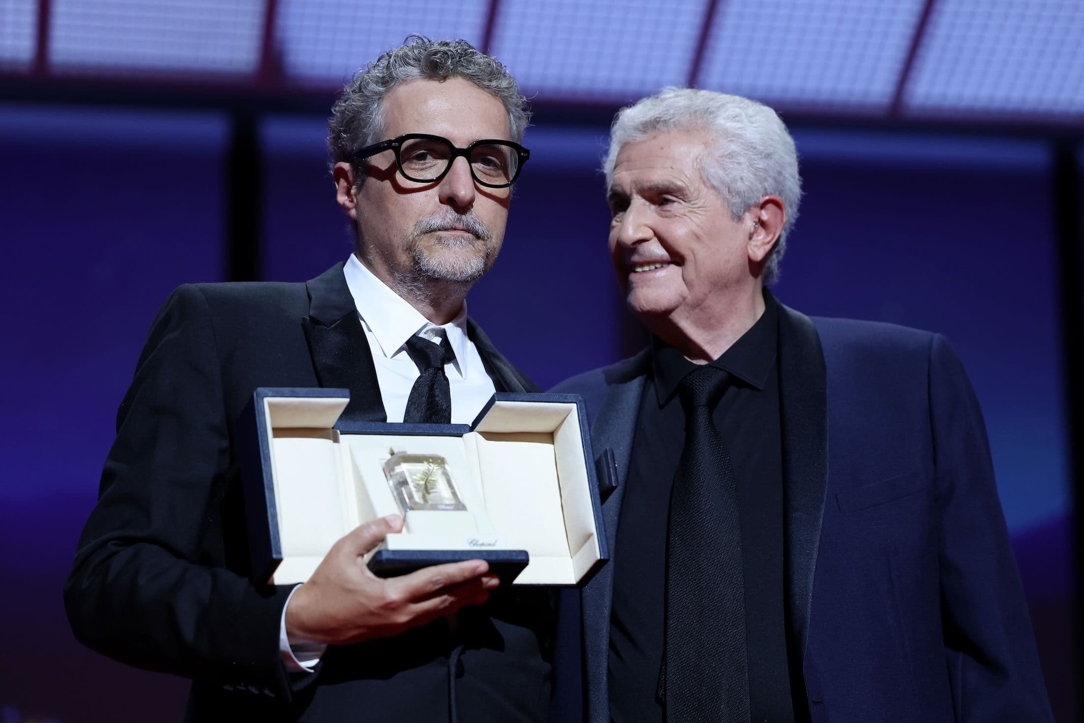 Kleber Mendonça Filho posa con el premio a la Mejor Dirección por 'Agente secreto'
