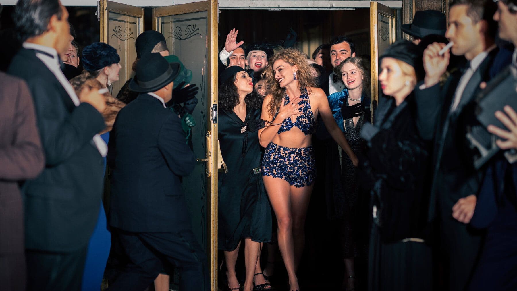 Uno de los looks de Margot Robbie en la radical 'Babylon'