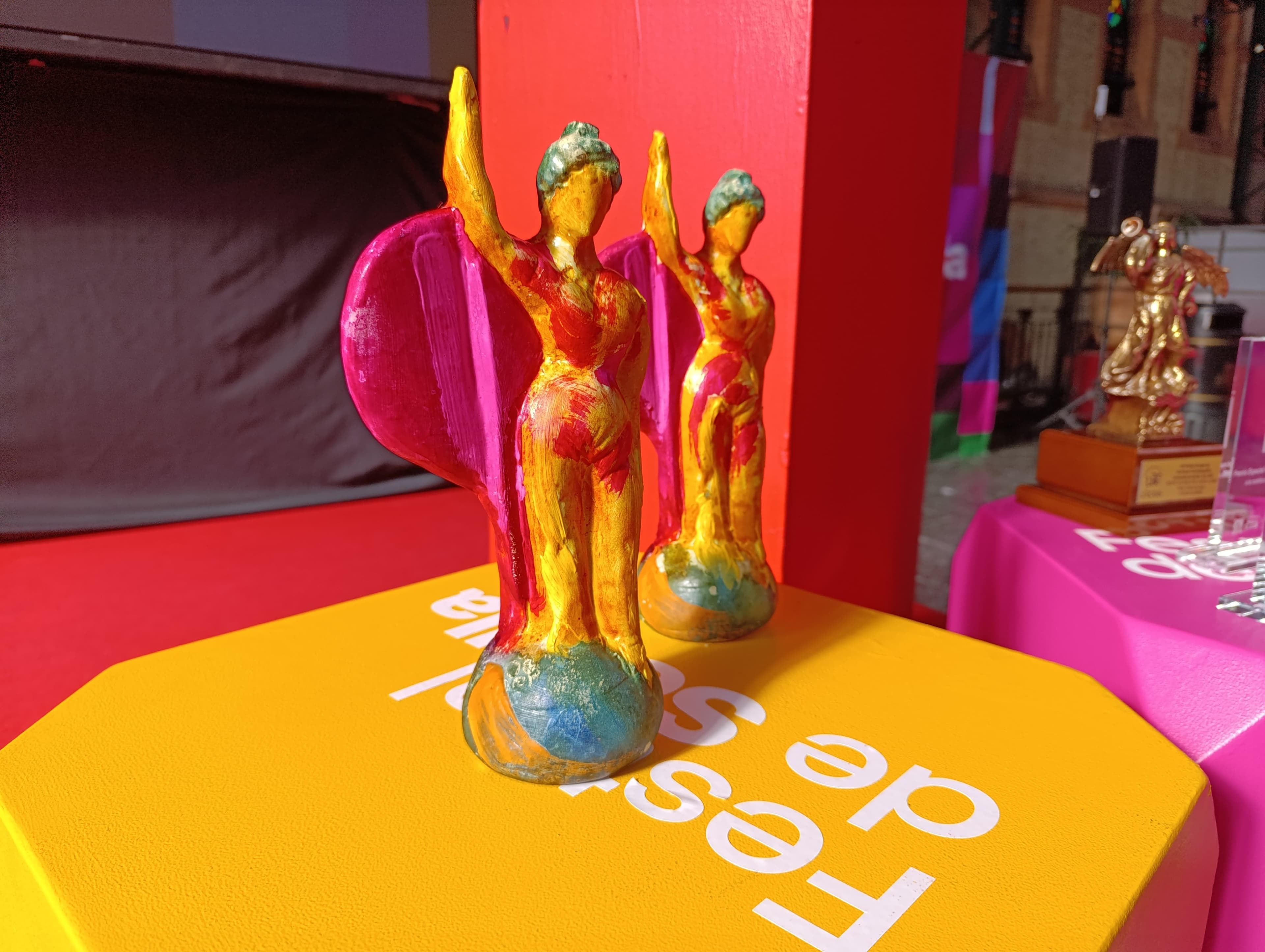 Las estatuillas oficiales que acreditan como Giraldillo de Oro en el Festival de Cine Europeo de Sevilla