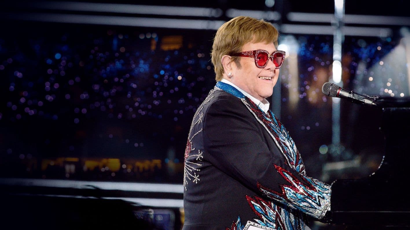 Elton John en un fotograma de 'Elton John en vivo: despedida del estadio de los Dodgers'