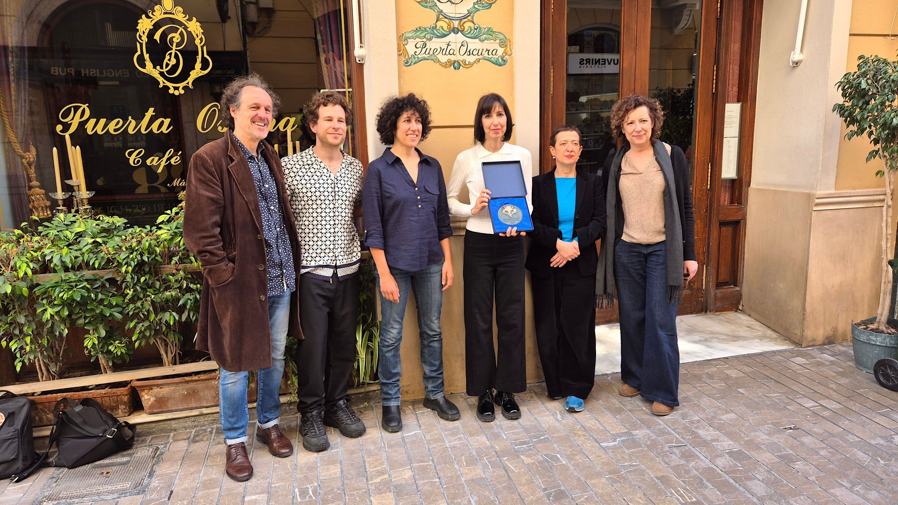 El equipo de 'Sorda' posa en Málaga con el Premio Feroz Puerta Oscura 2025