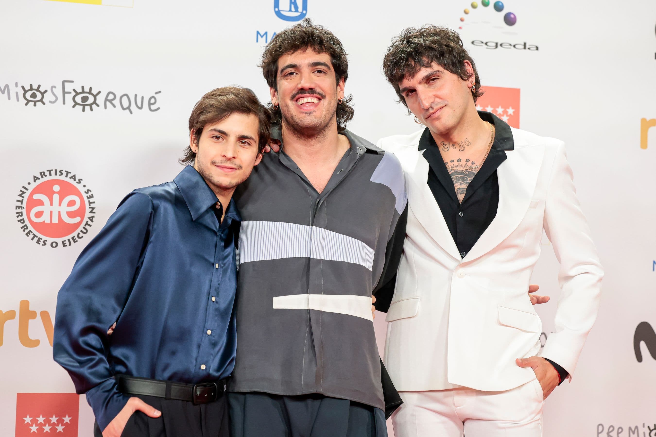 Omar Banana, Alejandro Marín y La Dani, director y actores de 'Te estoy amando locamente', en los Premios Forqué 2023
