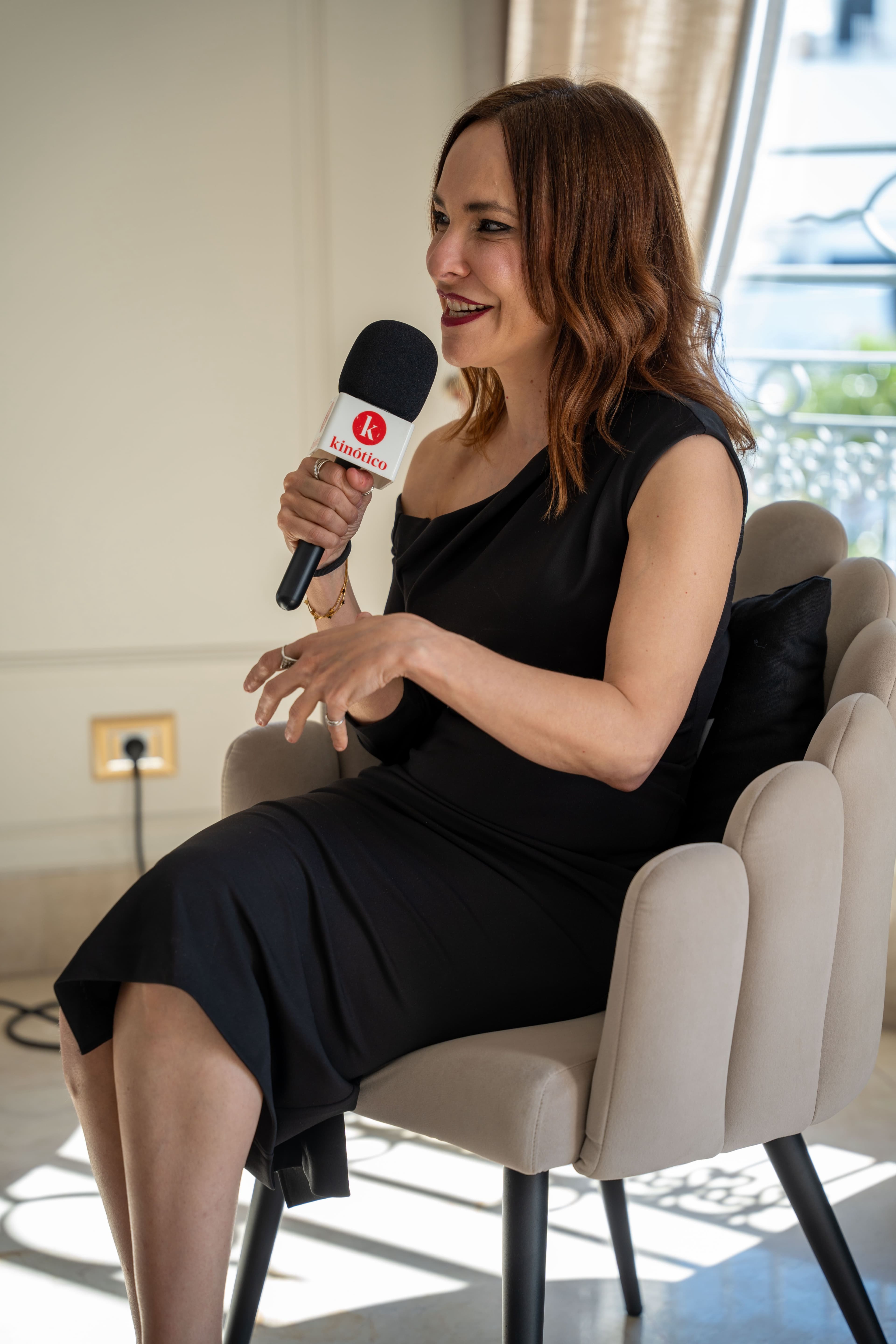 La directora Paula Ortiz presenta 'Brothers Land' en el espacio de la productora AF Films en el Festival de Cannes, en mayo de 2026
