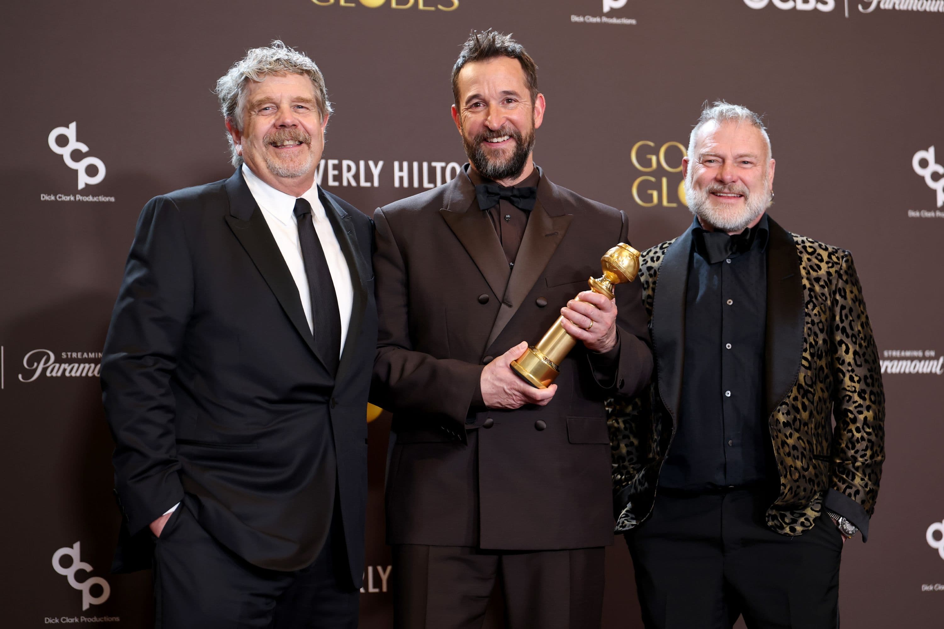 John Wells, R. Scott Gemmill y Noah Wyle posan con el Globo de Oro a Mejor Serie de drama para 'The Pitt'