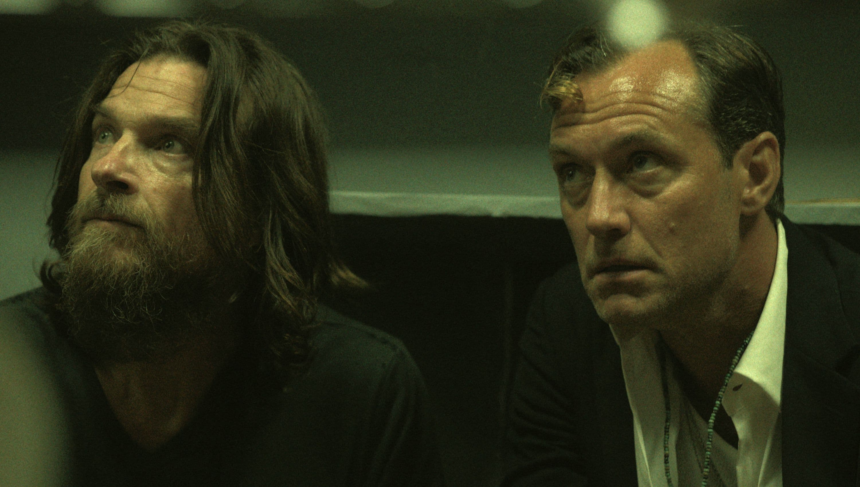 Jason Bateman y Jude Law en un fotograma de la serie 'Black Rabbit'