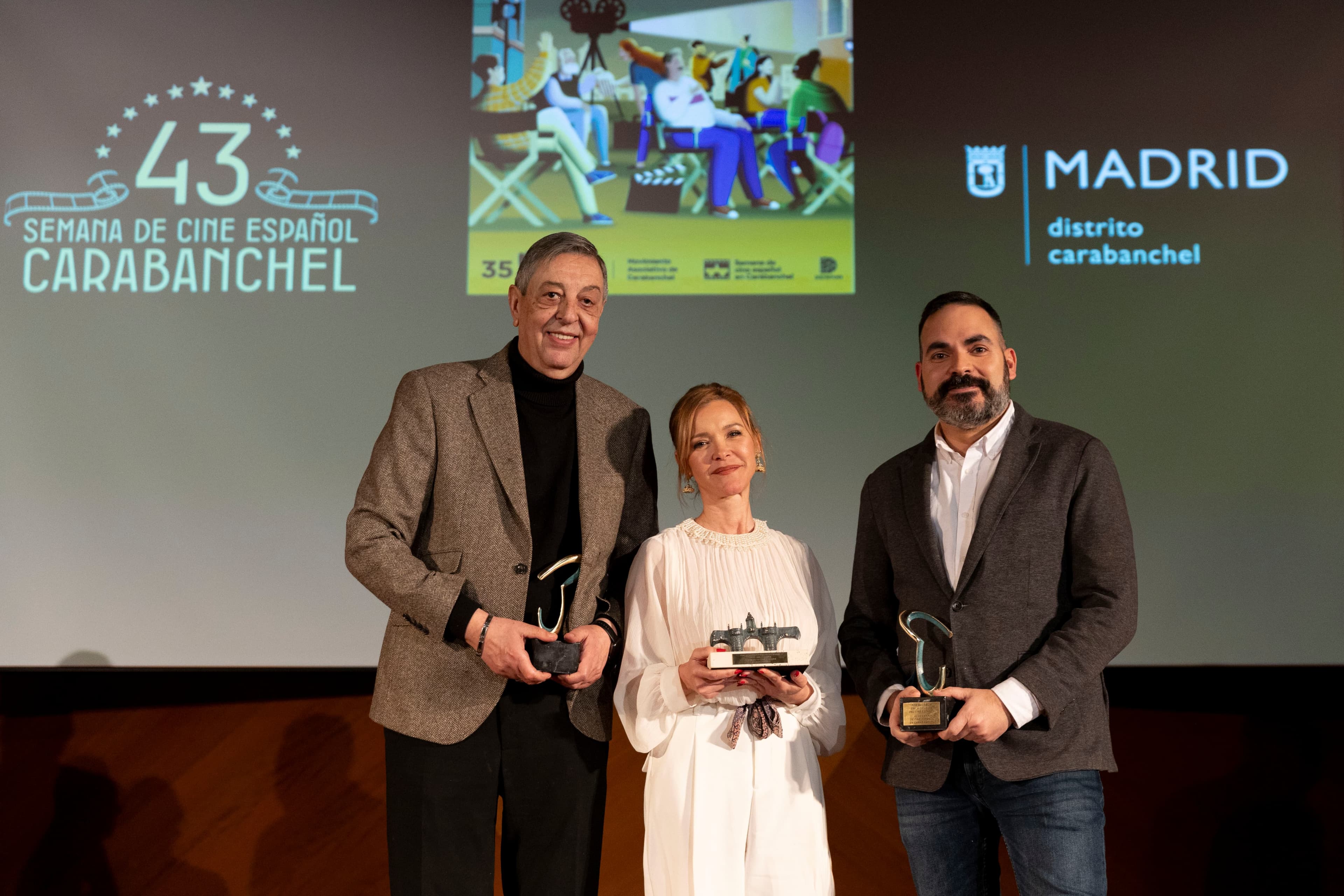 El periodista Andrés Arconada, la actriz María Esteve y David Martos, director de Kinótico, posan con sus premios de la 43 Semana de Cine Español de Carabanchel