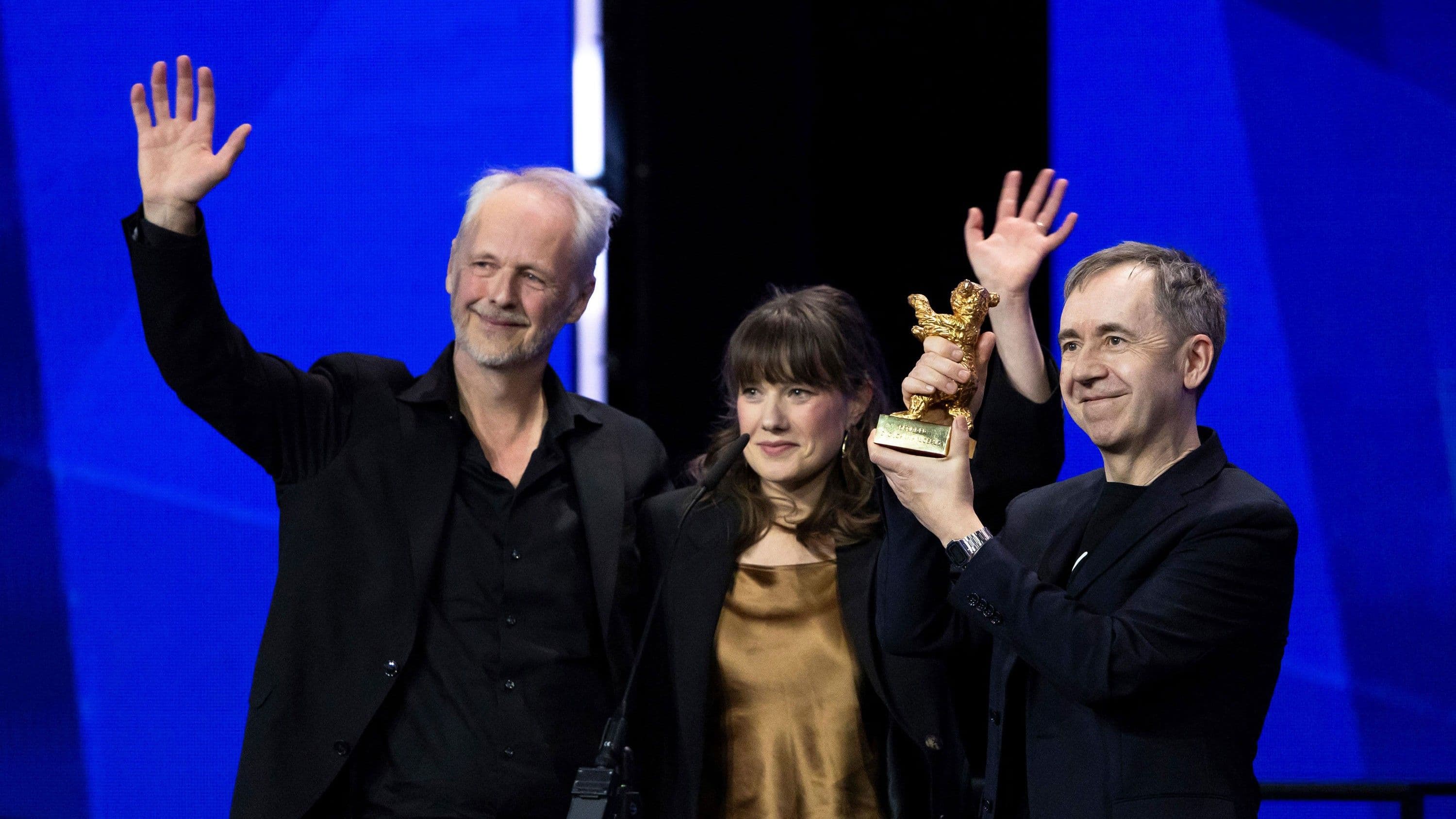 El director noruego Dag Johan Haugerud sostiene el Oso de Oro de la Berlinale 2025 para 'Dreams'