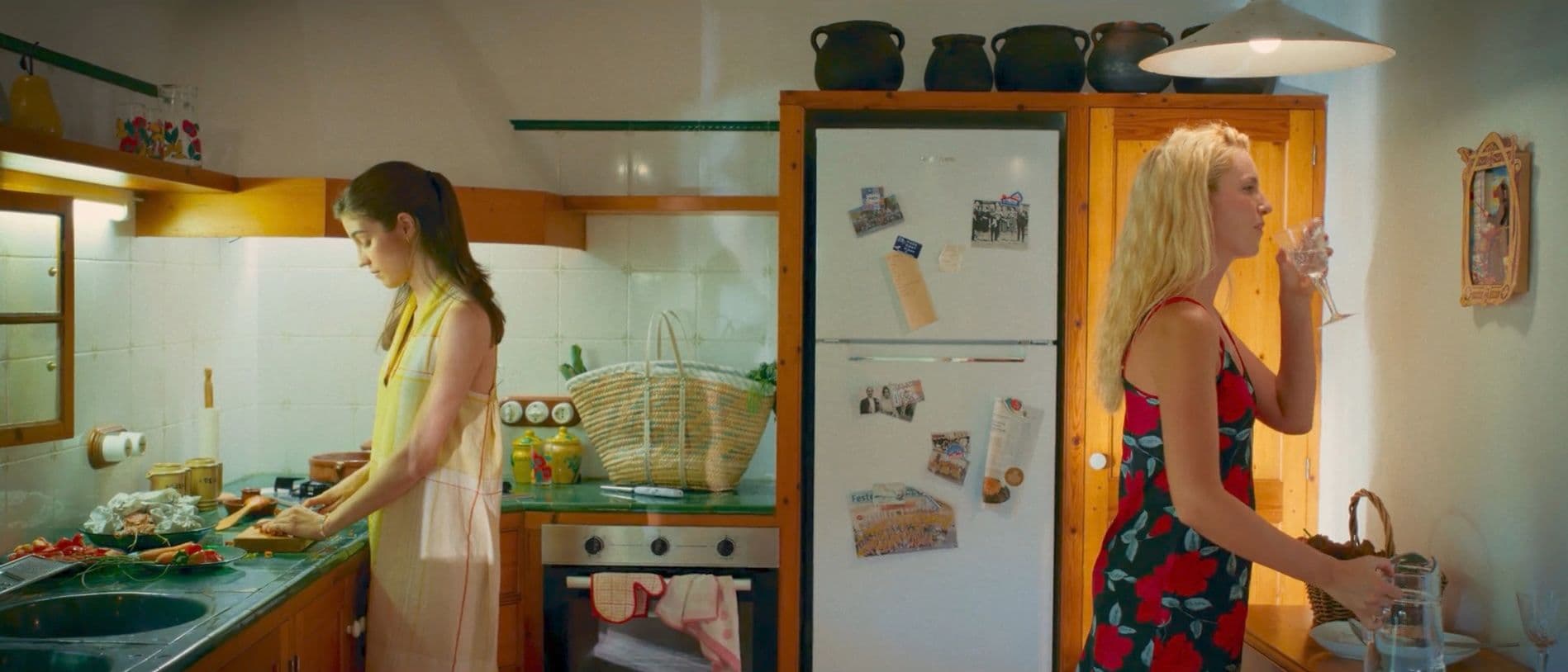 Zoe Bonafonte y Eva Rubio, en un fotograma de 'Angoixa', el cortometraje de Andreu Fullana y Daniel Ibáñez