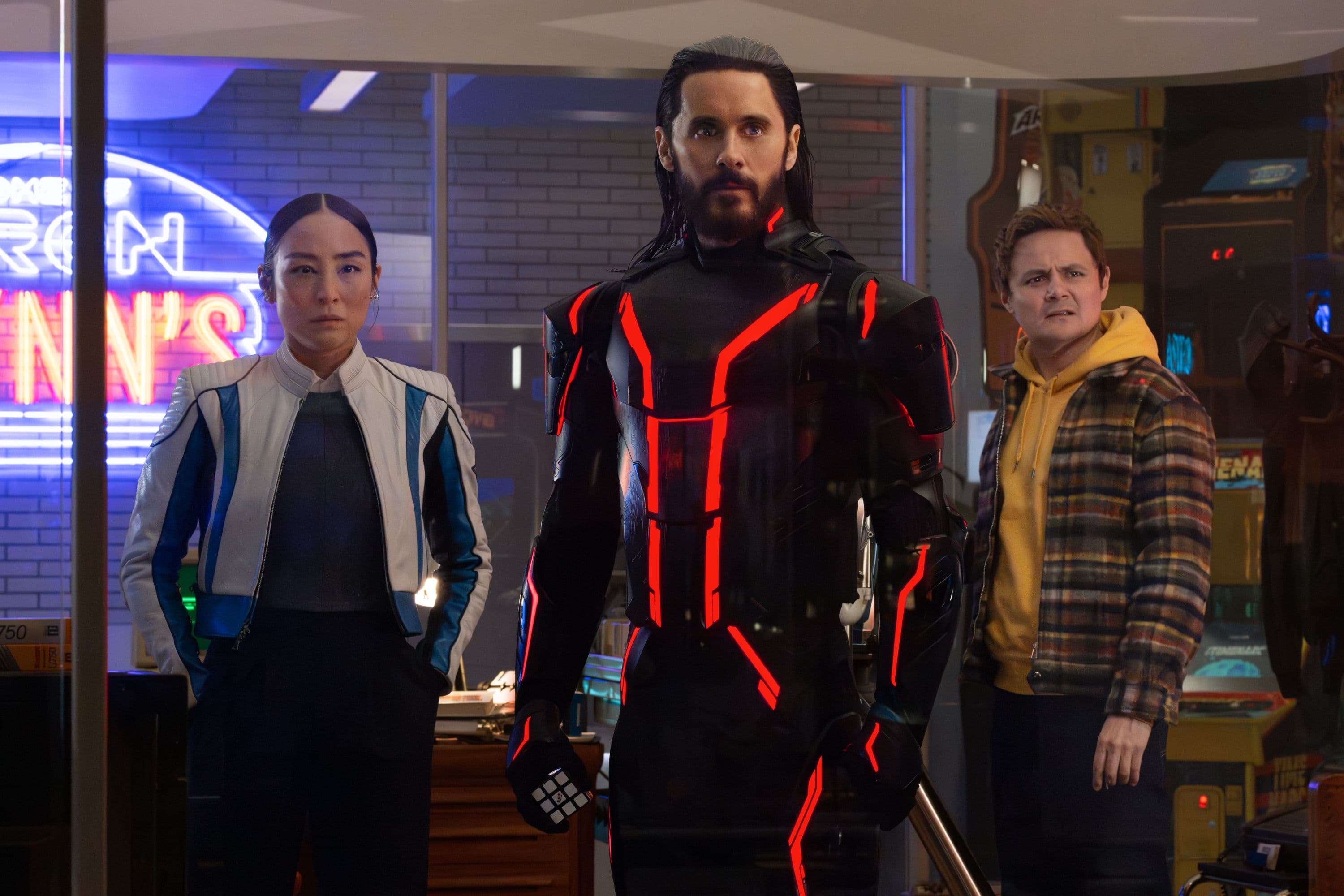 Jared Leto, Greta Lee y Arturo Castro en un fotograma de la película 'Tron: Ares'