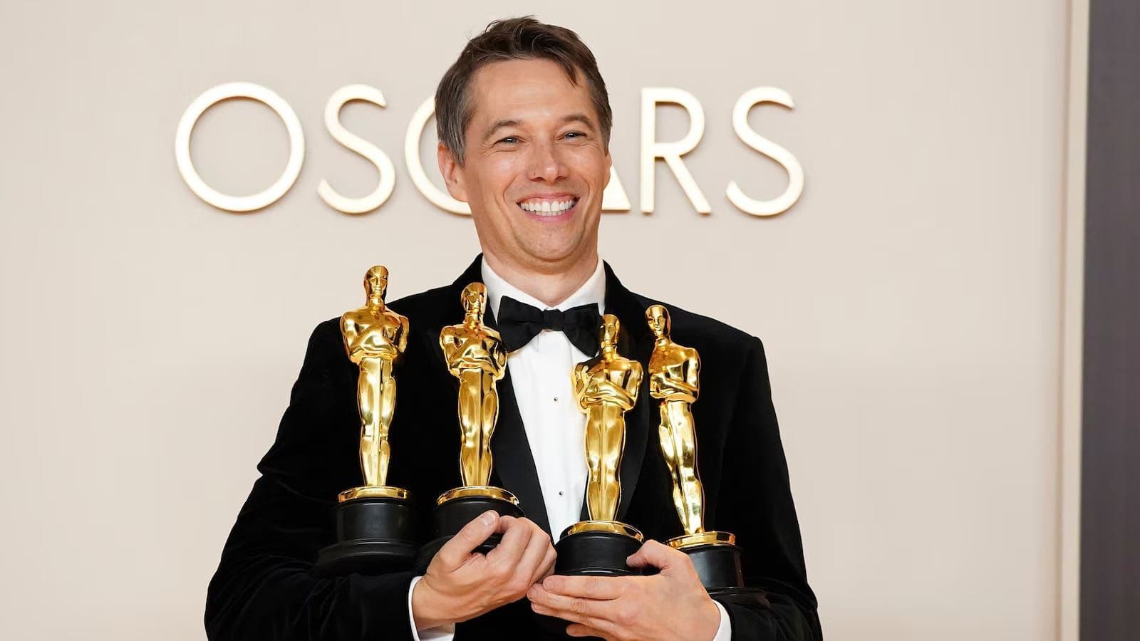 El director Sean Baker sostiene los cuatro Oscar que ganó en la ceremonia de 2025