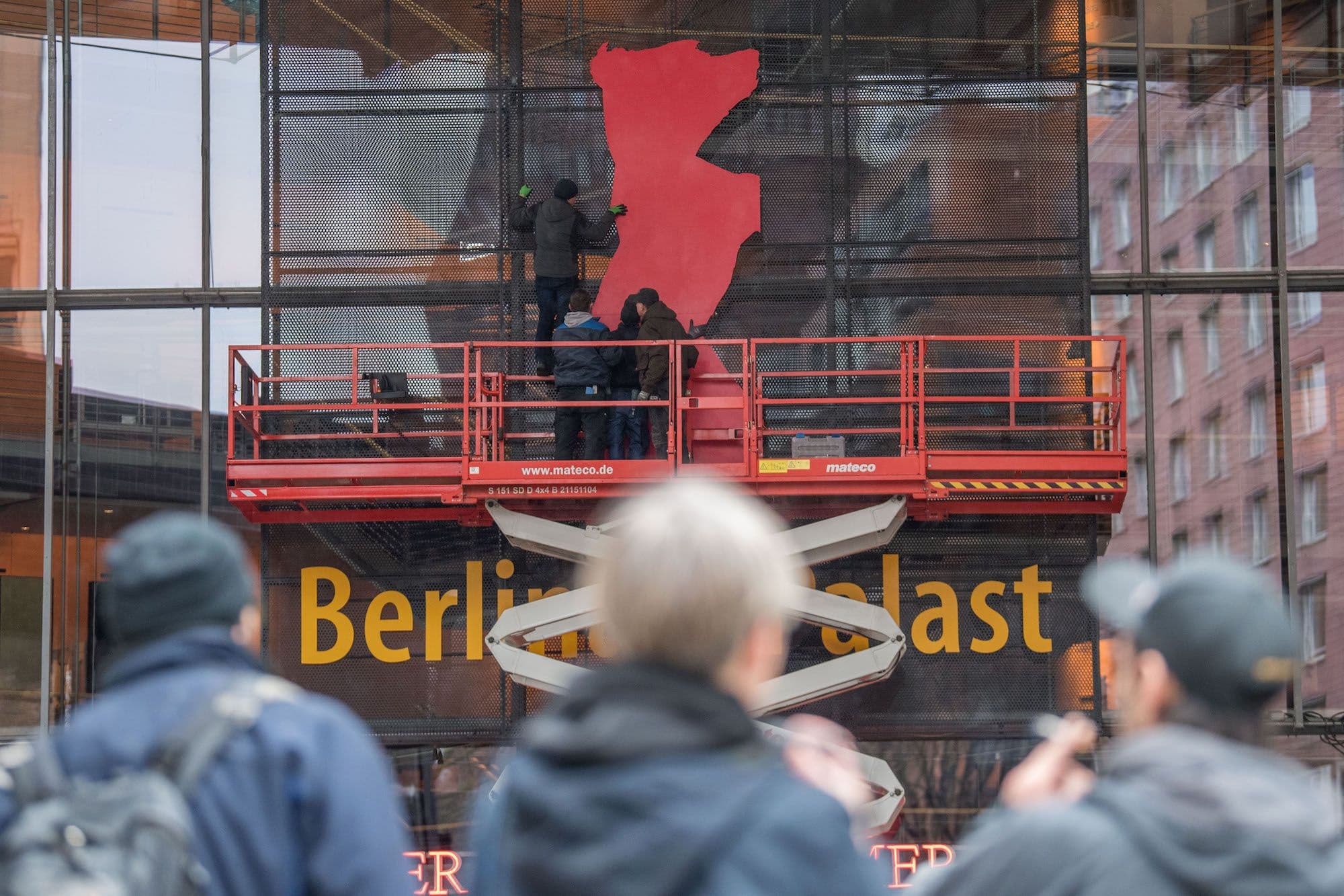 Unos operarios montan el logo del oso de la Berlinale en el Berlinale Palast en 2020