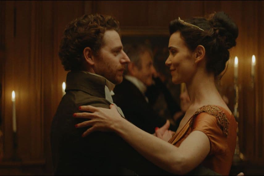 Pablo Pauly y Camille Rutherford en un fotograma de 'Jane Austen arruinó mi vida'