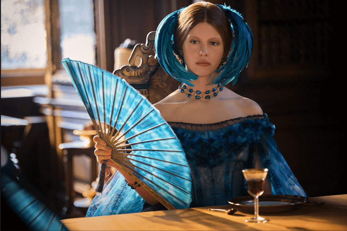 Mia Goth en un fotograma promocional de 'Frankenstein', de Guillermo del Toro