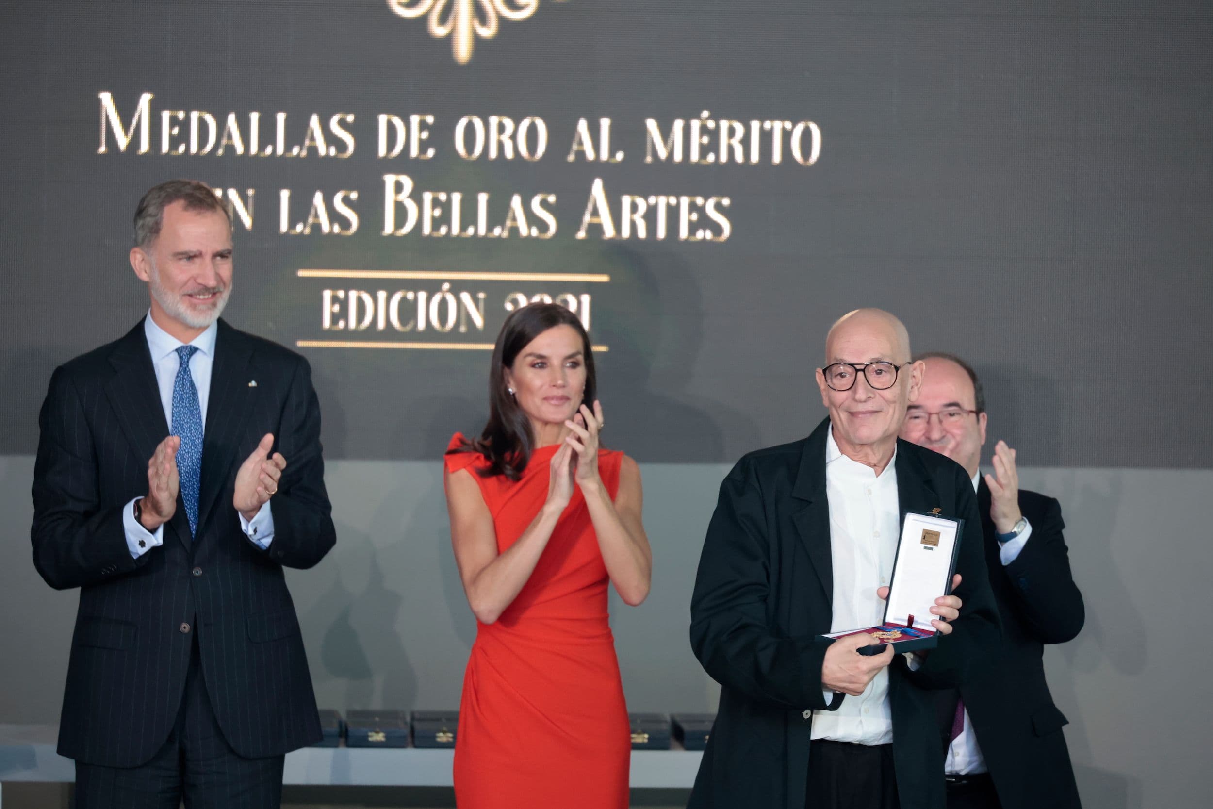 El cineasta Agustì Villaronga recoge de manos de los Reyes de España la Medalla de Oro al Mérito en las Bellas Artes